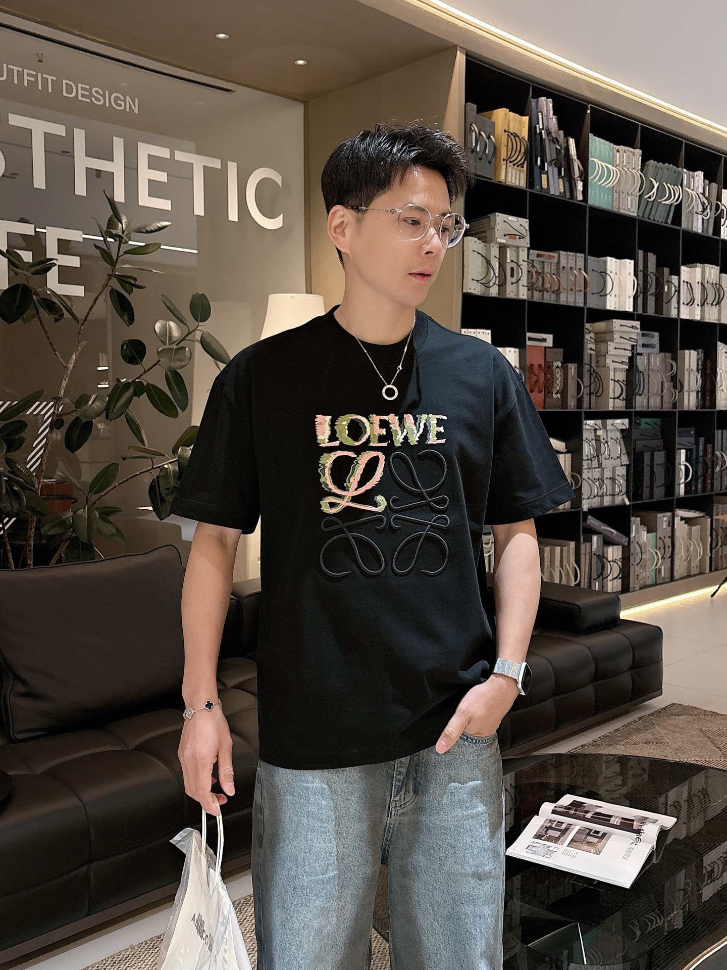 NO:135905,.LOEWE 2025 summer new short-sleeved T-shirt, special logo embroidery craftsmanship, personalized art series exclusively released on the entire network. The versatile details are perfectly processed 240 grams of pure cotton fabric is very exquisite. Original fabric. The same style of internet celebrities and celebrities. High-quality feel is very comfortable. Fashionable and personalized. Super versatile and beautiful style for men and women. Black and white. Number of codes M-3XL, loewe, T-shirt,tees, t-shirt,alexander wang19860909.LOEWE 2025夏季新款短袖T恤,特色Logo的刺绣工艺,个性艺术系列全网独家首发 百搭款细节处理完美240克纯棉面料十分精致 原版面料 网红明星同款高版本 高品质手感非常舒服 时尚又个性 超级百搭好看的一款男女同款 颜色黑、白 码数M-3XL,,loewe,T-shirt,tees，t-shirt,alexander wang,Men's clothing