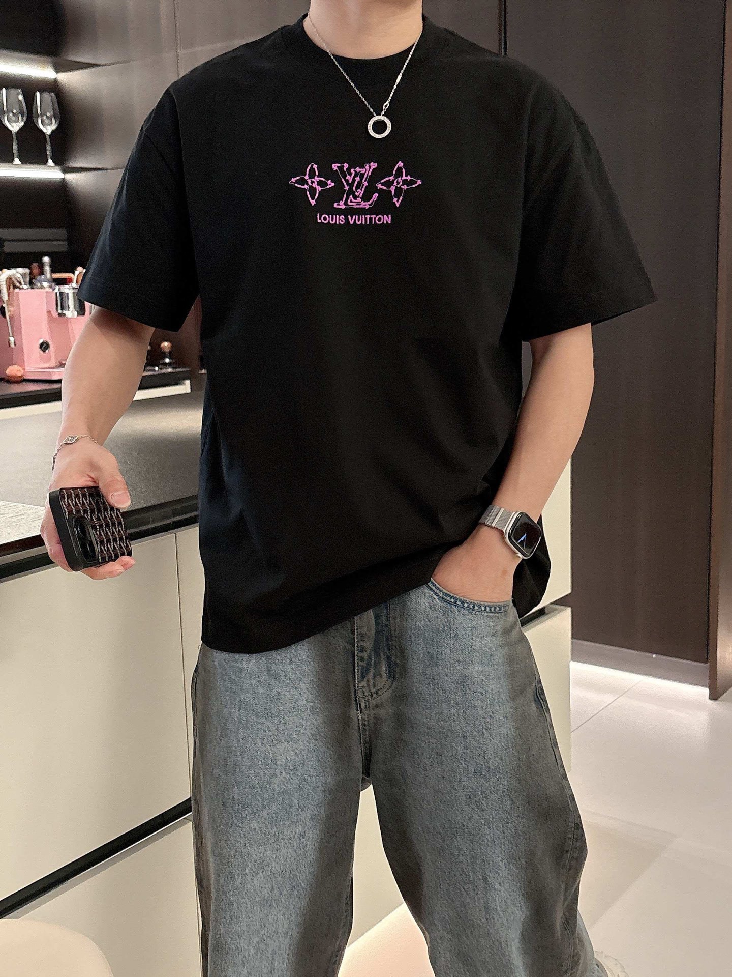 NO:135907,.LV 2025 summer new short-sleeved T-shirt, special embroidery craftsmanship, personalized art series exclusively released on the entire network. The versatile details are perfectly processed 240 grams of pure cotton fabric is very exquisite. Original fabric. The same style of Internet celebrities and celebrities. High-quality feel is very comfortable. Fashionable and personalized. Super versatile and beautiful style for men and women. Black and white. Number of codes M-3XL,,louis vuitton, T-shirt,tees, t-shirt,alexander wang19860909.LV 2025夏季新款短袖T恤,特色的刺绣工艺,个性艺术系列全网独家首发 百搭款细节处理完美240克纯棉面料十分精致 原版面料 网红明星同款高版本 高品质手感非常舒服 时尚又个性 超级百搭好看的一款男女同款 颜色黑、白 码数M-3XL,,louis vuitton,T-shirt,tees，t-shirt,alexander wang,Men's clothing