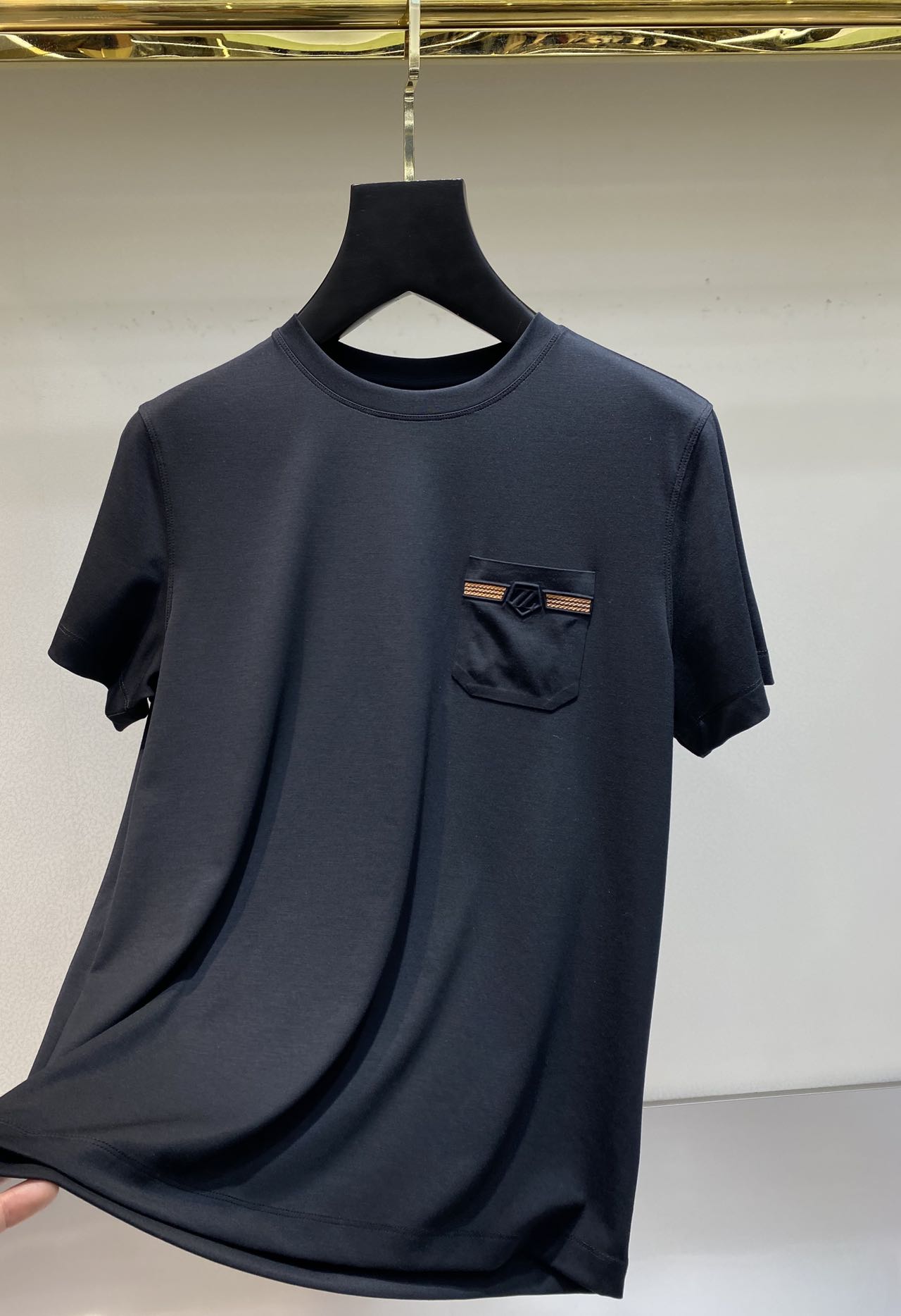 NO:432472,.【Jenia】 Fashionable and simple short-sleeved T-shirt is famous for its simple and delicate design and high-quality details, perfect cut, and the latest British hanging dot and line technology after the label is more perfect, the materials are meticulous, suitable for any occasion, excellent feel, comfortable and breathable! It is the choice of men who focus on practicality and quality. Original quality, official website synchronized [strong]. New model is available for sale immediately, available in large quantities [handshake] 174 140 jin, wear L Maximum wear jin. M-3XL.,,zegna, T-shirt,tees, t-shirt,alexander wang19860909.【 杰尼亚】 时尚简约 短袖T恤 简洁细腻的设计和高质细节而闻名,裁剪完美,后标最新英国吊点线技术,更加完美,用料一丝不苟,适合任何场合, 手感极佳 舒服又透气! 是注重实用和品质的男士的选择.原單品質 官網同步[强].新款上市 即转即卖 有大货[握手] 174 140斤 穿L 最大穿斤.M-3XL.,,zegna,T-shirt,tees，t-shirt,alexander wang,Men's clothing