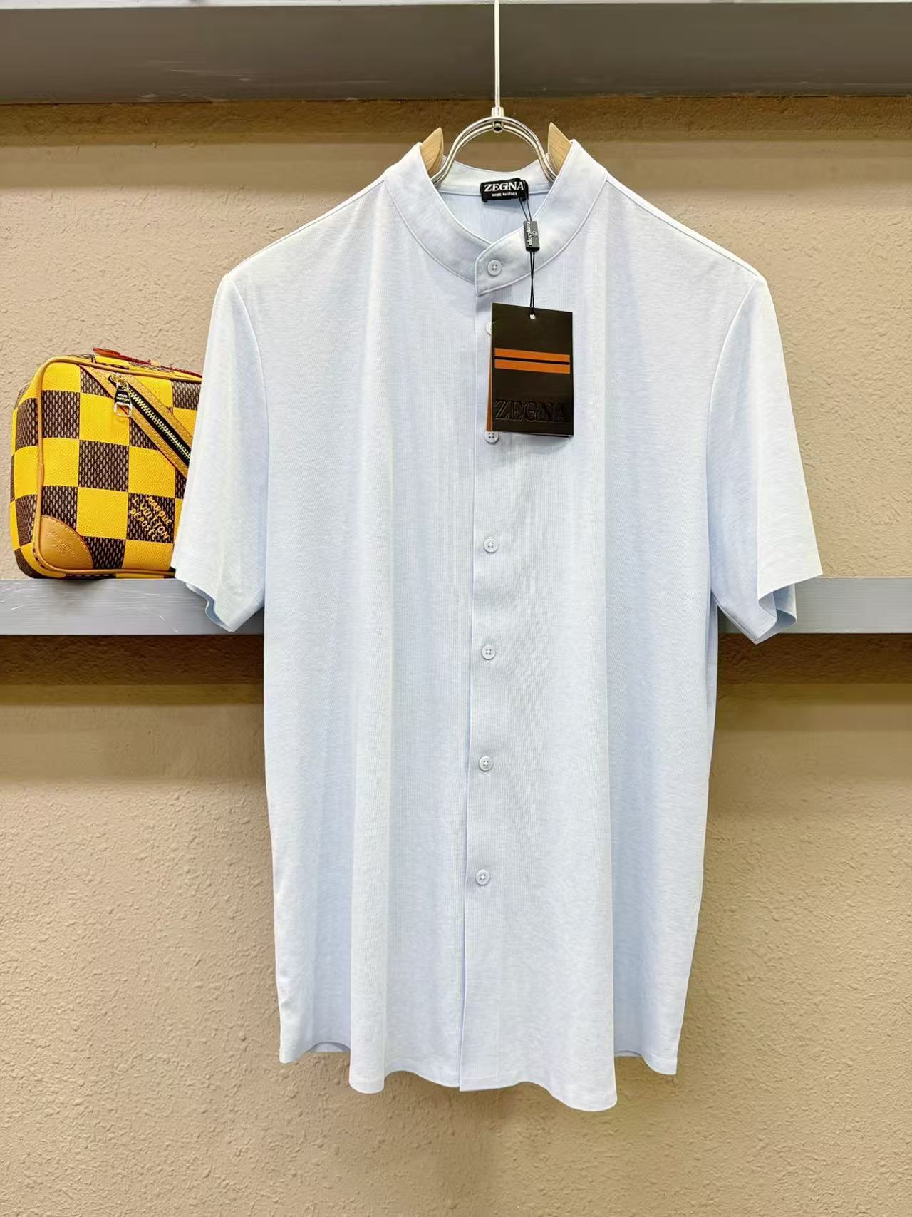 NO:432401,.【Jenia】 Fashionable and simple spring and summer short-sleeved shirt is famous for its simple and delicate design and high-quality details, perfect cut, and the latest British hanging dot and line technology after the label is more perfect, the materials are meticulous, suitable for any occasion, excellent feel, comfortable and breathable! It is the choice of men who focus on practicality and quality. Original quality, official website synchronized [strong]. New model is available for sale immediately, available in large quantities [handshake] 174 138 catties, wear L Maximum wear pound. M-4XL.,,zegna,shirts,T-shirt,alexander wang19860909.【 杰尼亚】 时尚简约 春夏短袖衬衫 简洁细腻的设计和高质细节而闻名,裁剪完美,后标最新英国吊点线技术,更加完美,用料一丝不苟,适合任何场合, 手感极佳 舒服又透气! 是注重实用和品质的男士的选择.原單品質 官網同步[强].新款上市 即转即卖 有大货[握手] 174 138斤 穿L 最大穿斤.M-4XL.,,zegna,shirts,T-shirt,alexander wang,Men's clothing