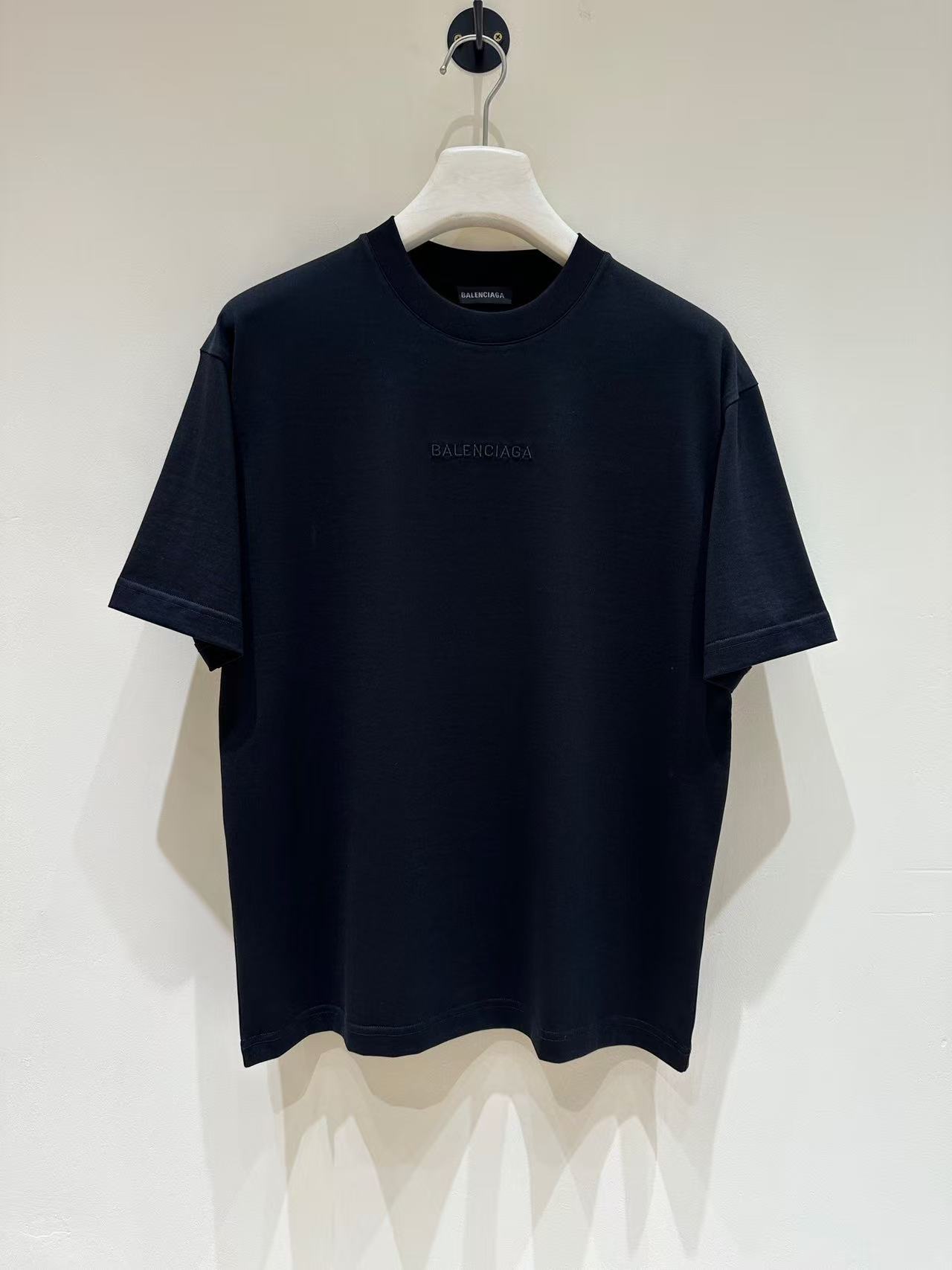 P80 Balenciaga moda sencilla y elegante camiseta de manga corta, conocida por su diseño limpio y detalles de alta calid…