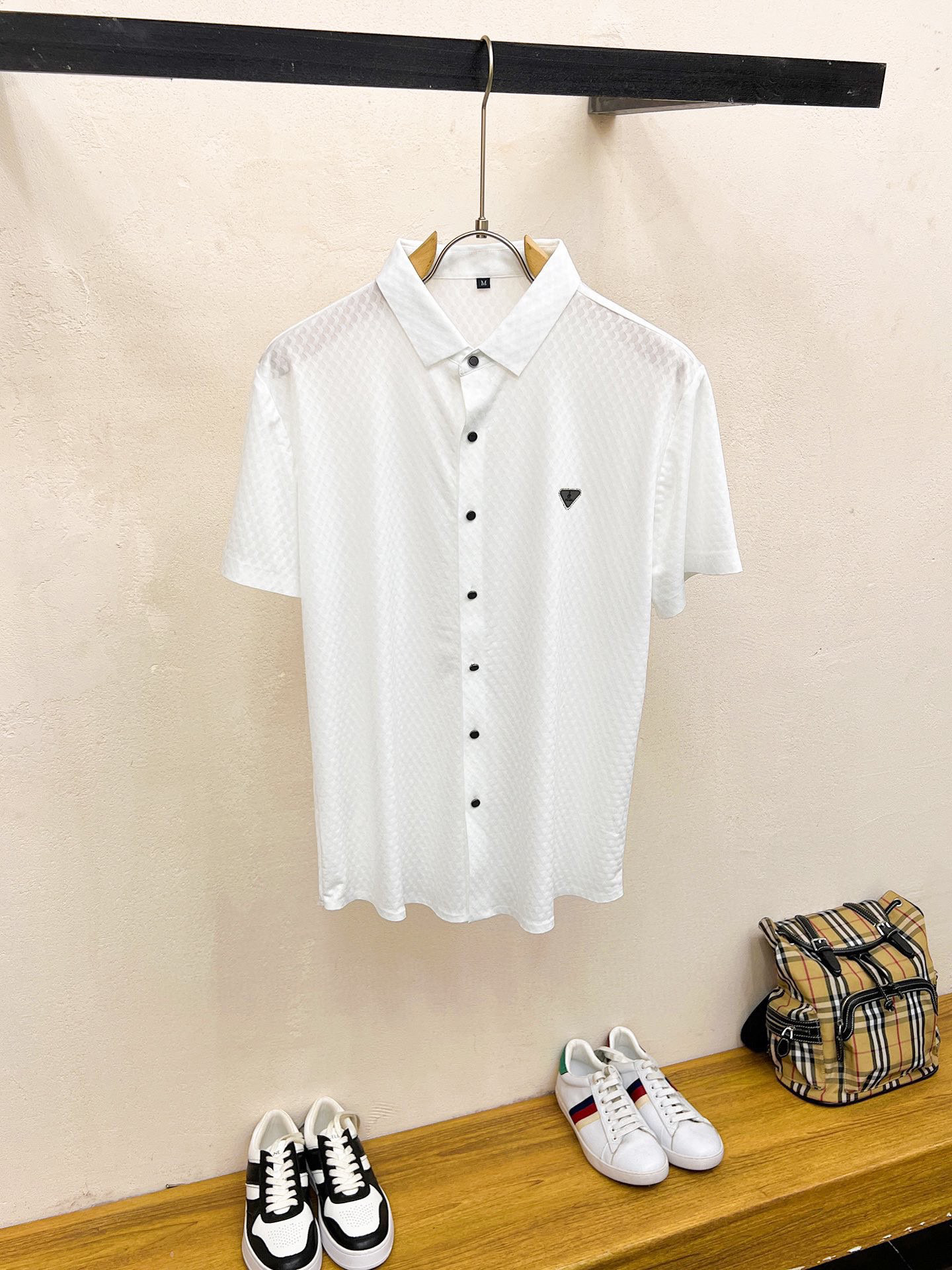 NO:510306,.【Prada】Stylish and simple short-sleeved T-shirt is famous for its simple and delicate design and high-quality details, perfect cut, and the latest British hanging dot and line technology after the label is more perfect, the materials are meticulous, suitable for any occasion, excellent feel, comfortable and breathable! It is the choice of men who focus on practicality and quality. Original quality, official website synchronous [strong]. New model is available for sale immediately, available in large quantities [handshake] 174 catties, wear L, maximum wear 190 catties. M-3XL.,,prada,T-shirt,tees,t-shirt,alexander wang19860909.【 普拉达】 时尚简约 短袖T恤 简洁细腻的设计和高质细节而闻名,裁剪完美,后标最新英国吊点线技术,更加完美,用料一丝不苟,适合任何场合, 手感极佳 舒服又透气! 是注重实用和品质的男士的选择.原單品質 官網同步[强].新款上市 即转即卖 有大货[握手] 174 斤 穿L 最大穿190斤.M-3XL.,,prada,T-shirt,tees，t-shirt,alexander wang,Men's clothing