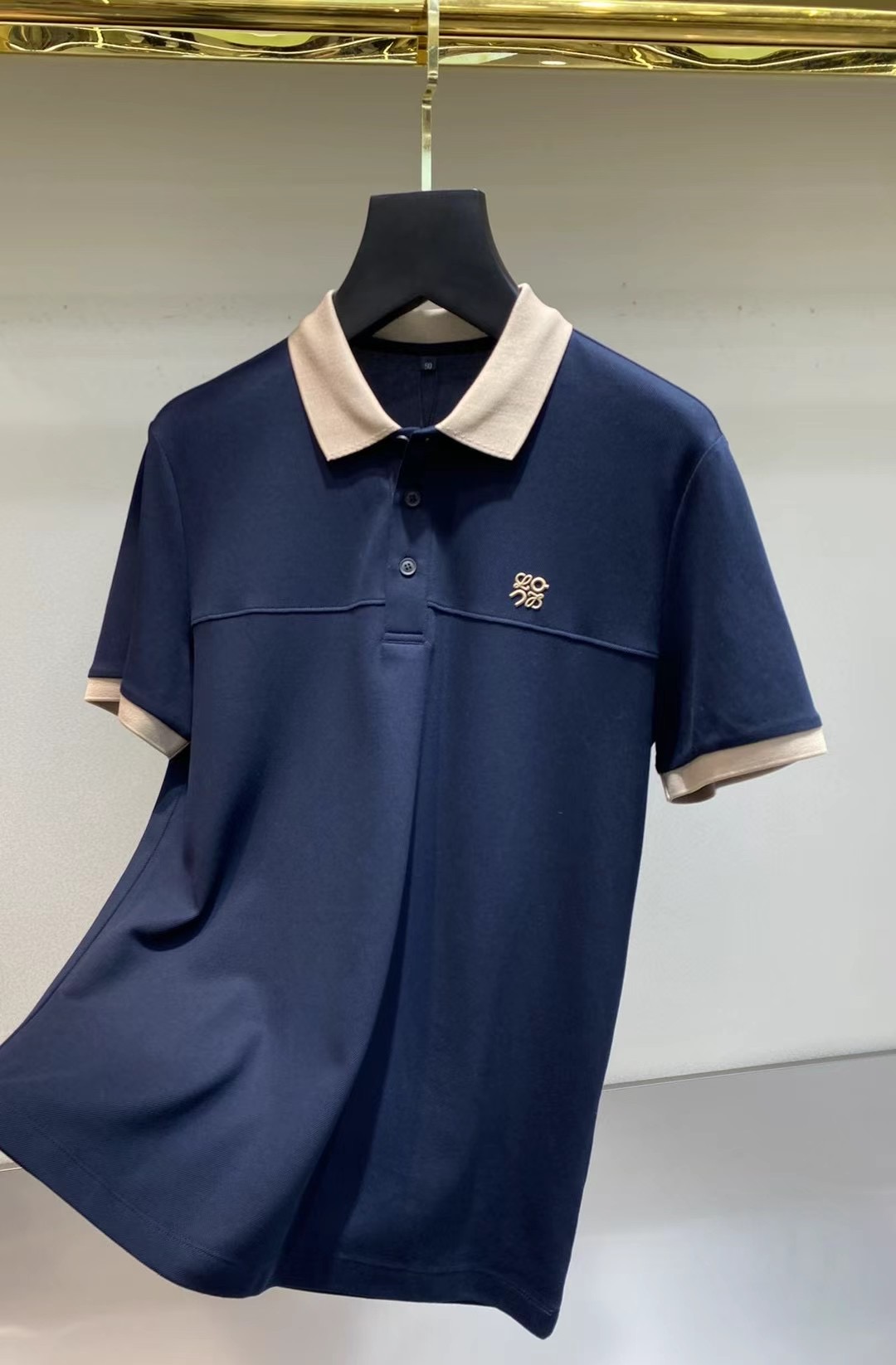 NO:432466,.【Luo Yiwei】 Fashionable and simple short-sleeved T-shirt is famous for its simple and delicate design and high-quality details, perfect cut, and the latest British hanging dot and line technology after the label is more perfect, the materials are meticulous, suitable for any occasion, excellent feel, comfortable and breathable! It is the choice of men who focus on practicality and quality. Original quality, official website synchronous [strong]. New model is available for sale immediately, available in large quantities [handshake] 174 140 jin, wear L, maximum wear jin. M-3XL.,,loewe, T-shirt,tees, t-shirt,alexander wang19860909.【 罗意威】 时尚简约 短袖T恤 简洁细腻的设计和高质细节而闻名,裁剪完美,后标最新英国吊点线技术,更加完美,用料一丝不苟,适合任何场合, 手感极佳 舒服又透气! 是注重实用和品质的男士的选择.原單品質 官網同步[强].新款上市 即转即卖 有大货[握手] 174 140斤 穿L 最大穿斤.M-3XL.,,loewe,T-shirt,tees，t-shirt,alexander wang,Men's clothing