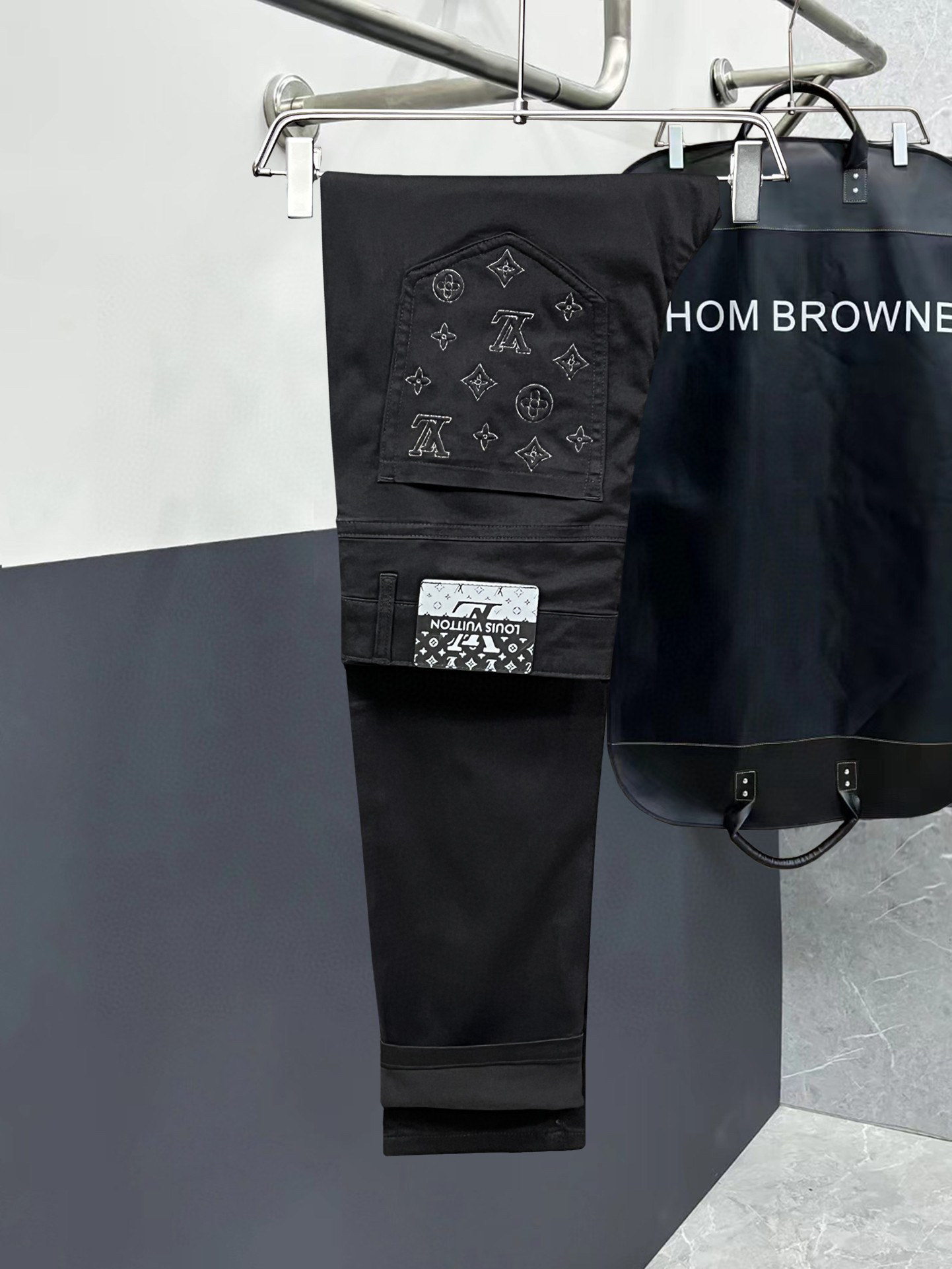 NO:510282,【LV】Simple and fashionable. The spring and summer jeans are very comfortable to wear, low-key and luxurious. They are very classy when worn. There is no need to say much about the style and cutting of the pants. The upper body is exquisite and vivid. The truly first-class quality is the true palace-grade casual pants, which are made of Turkey's cotton, produce the most famous tannin cloth. The quality is excellent, and the pants are soft after heavy washing!  Straight-footed style, not picky, the upper body is absolutely stylish, the waist is inlaid with silver jewelry, extremely luxurious. 29-38.,,louis vuitton,jeans,alexander wang19860909【 LV】简约时尚 春夏牛仔裤身穿着非常舒适 低调不失奢华 穿出去非常有档次,裤型款式和裁剪亦无需多言 上身精致跃然.真正一等一顶级质料 真正殿堂级的休闲裤,选用土耳其的棉花 生产出最有名的单宁布 品质卓然,经过重水洗使得裤子很柔软！直脚的版型 不挑人 上身绝对的有型 裤腰镶嵌银饰达人设计 极度奢华.29-38.,,louis vuitton,jeans,alexander wang,Men's clothing