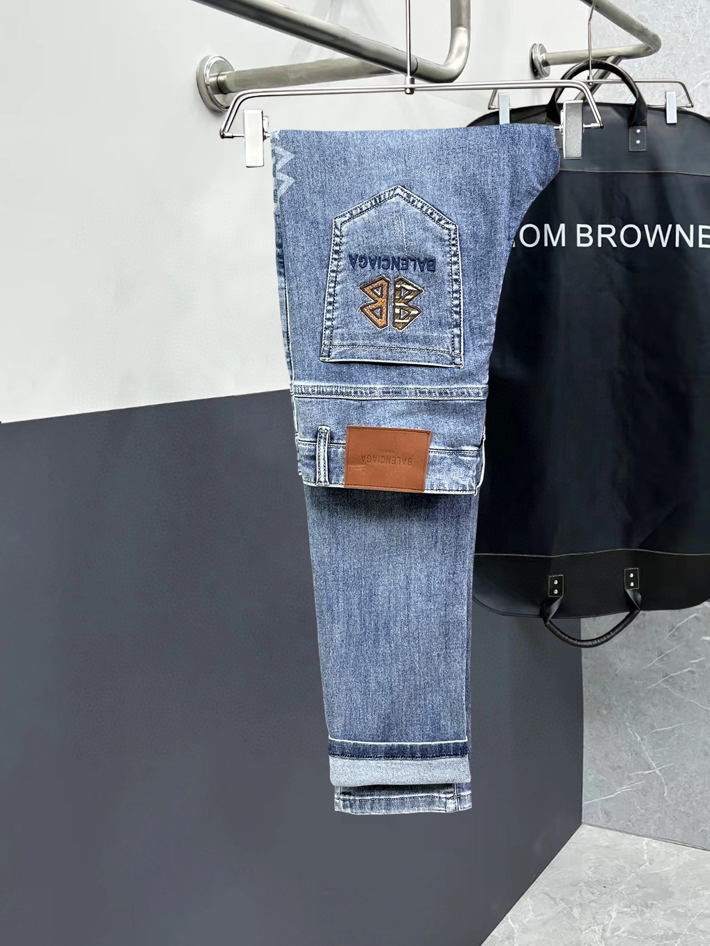 NO:510280,[Balenciaga] Simple and fashionable. The spring and summer jeans are very comfortable to wear, low-key and luxurious. They are very classy when worn. There is no need to say much about the style and cutting of the pants. The upper body is exquisite and vivid. The truly first-class quality is the true palace-grade casual pants, which are made of Turkish cotton, produce the most famous tannin cloth. The quality is excellent, and the pants are soft after heavy washing!  Straight-footed style, not picky, the upper body is absolutely stylish, the waist is inlaid with silver jewelry, extremely luxurious. 29-38.,,balenciaga,jeans,alexander wang19860909【 巴黎世家】简约时尚 春夏牛仔裤身穿着非常舒适 低调不失奢华 穿出去非常有档次,裤型款式和裁剪亦无需多言 上身精致跃然.真正一等一顶级质料 真正殿堂级的休闲裤,选用土耳其的棉花 生产出最有名的单宁布 品质卓然,经过重水洗使得裤子很柔软！直脚的版型 不挑人 上身绝对的有型 裤腰镶嵌银饰达人设计 极度奢华.29-38.,,balenciaga,jeans,alexander wang,Men's clothing