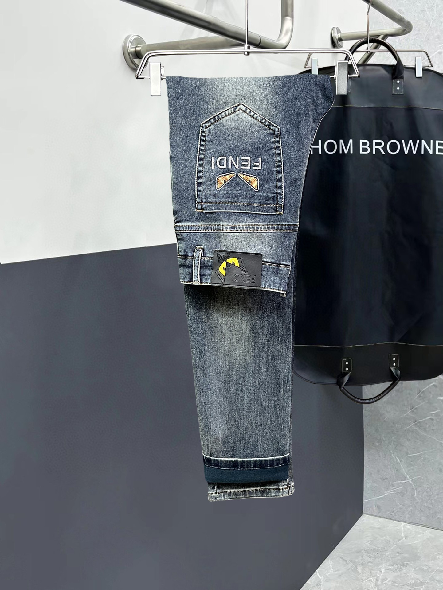 NO:510278,【Fendi】Simple and fashionable. The spring and summer jeans are very comfortable to wear, low-key and luxurious. They are very classy when worn. There is no need to say much about the style and cutting of the pants. The upper body is exquisite and vivid. The truly first-class quality is the true palace-grade casual pants, which are made of Turkish cotton, produce the most famous tannin cloth. The quality is excellent, and the pants are soft after heavy washing!  Straight-footed style, not picky, the upper body is absolutely stylish, the waist is inlaid with silver jewelry, extremely luxurious. 29-38.,,fendi,jeans,alexander wang19860909【 芬迪】简约时尚 春夏牛仔裤身穿着非常舒适 低调不失奢华 穿出去非常有档次,裤型款式和裁剪亦无需多言 上身精致跃然.真正一等一顶级质料 真正殿堂级的休闲裤,选用土耳其的棉花 生产出最有名的单宁布 品质卓然,经过重水洗使得裤子很柔软！直脚的版型 不挑人 上身绝对的有型 裤腰镶嵌银饰达人设计 极度奢华.29-38.,,fendi,jeans,alexander wang,Men's clothing