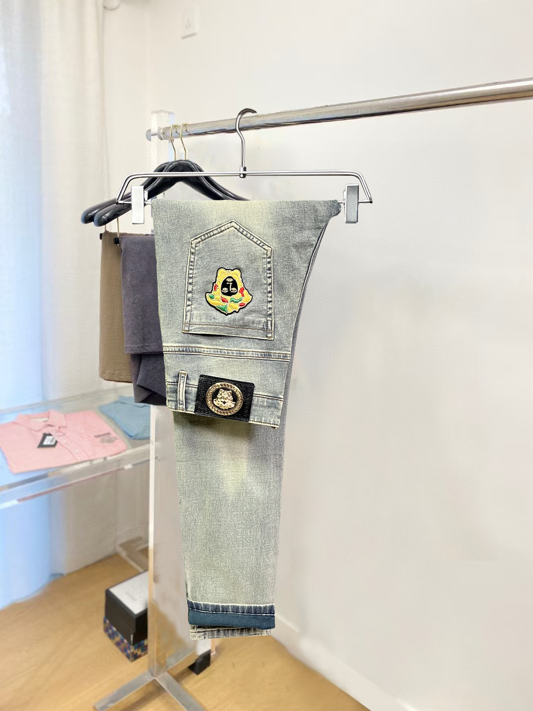 NO:510276,[Versace] Simple and fashionable. The spring and summer jeans are very comfortable to wear, low-key and luxurious. They are very classy when worn. There is no need to say much about the style and cutting of the pants. The upper body is exquisite and vivid. The truly first-class quality is the true palace-grade casual pants, which are made of Turkish cotton, produce the most famous tannin cloth. The quality is excellent, and the pants are soft after heavy washing!  Straight-footed style, not picky, the upper body is absolutely stylish, the waist is inlaid with silver jewelry, extremely luxurious. 29-38., versace, jeans, alexander wang19860909【 范思哲】简约时尚 春夏牛仔裤身穿着非常舒适 低调不失奢华 穿出去非常有档次,裤型款式和裁剪亦无需多言 上身精致跃然.真正一等一顶级质料 真正殿堂级的休闲裤,选用土耳其的棉花 生产出最有名的单宁布 品质卓然,经过重水洗使得裤子很柔软！直脚的版型 不挑人 上身绝对的有型 裤腰镶嵌银饰达人设计 极度奢华.29-38.,,versace,jeans,alexander wang,Men's clothing