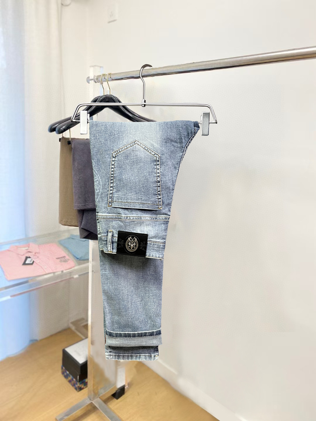 NO:510273,[Croxin] Simple and fashionable. The spring and summer jeans are very comfortable to wear, low-key and luxurious. They are very classy when worn. There is no need to say much about the style and cutting of the pants. The upper body is exquisite and vivid. The truly first-class quality is the true palace-grade casual pants, which are made of Turkish cotton, produce the most famous tannin cloth. The quality is excellent, and the pants are soft after heavy washing!  Straight-footed style, not picky, the upper body is absolutely stylish, the waist is inlaid with silver jewelry, extremely luxurious. 29-38.,,chrome hearts,jeans,alexander wang19860909【 克罗心】简约时尚 春夏牛仔裤身穿着非常舒适 低调不失奢华 穿出去非常有档次,裤型款式和裁剪亦无需多言 上身精致跃然.真正一等一顶级质料 真正殿堂级的休闲裤,选用土耳其的棉花 生产出最有名的单宁布 品质卓然,经过重水洗使得裤子很柔软！直脚的版型 不挑人 上身绝对的有型 裤腰镶嵌银饰达人设计 极度奢华.29-38.,,chrome hearts,jeans,alexander wang,Men's clothing