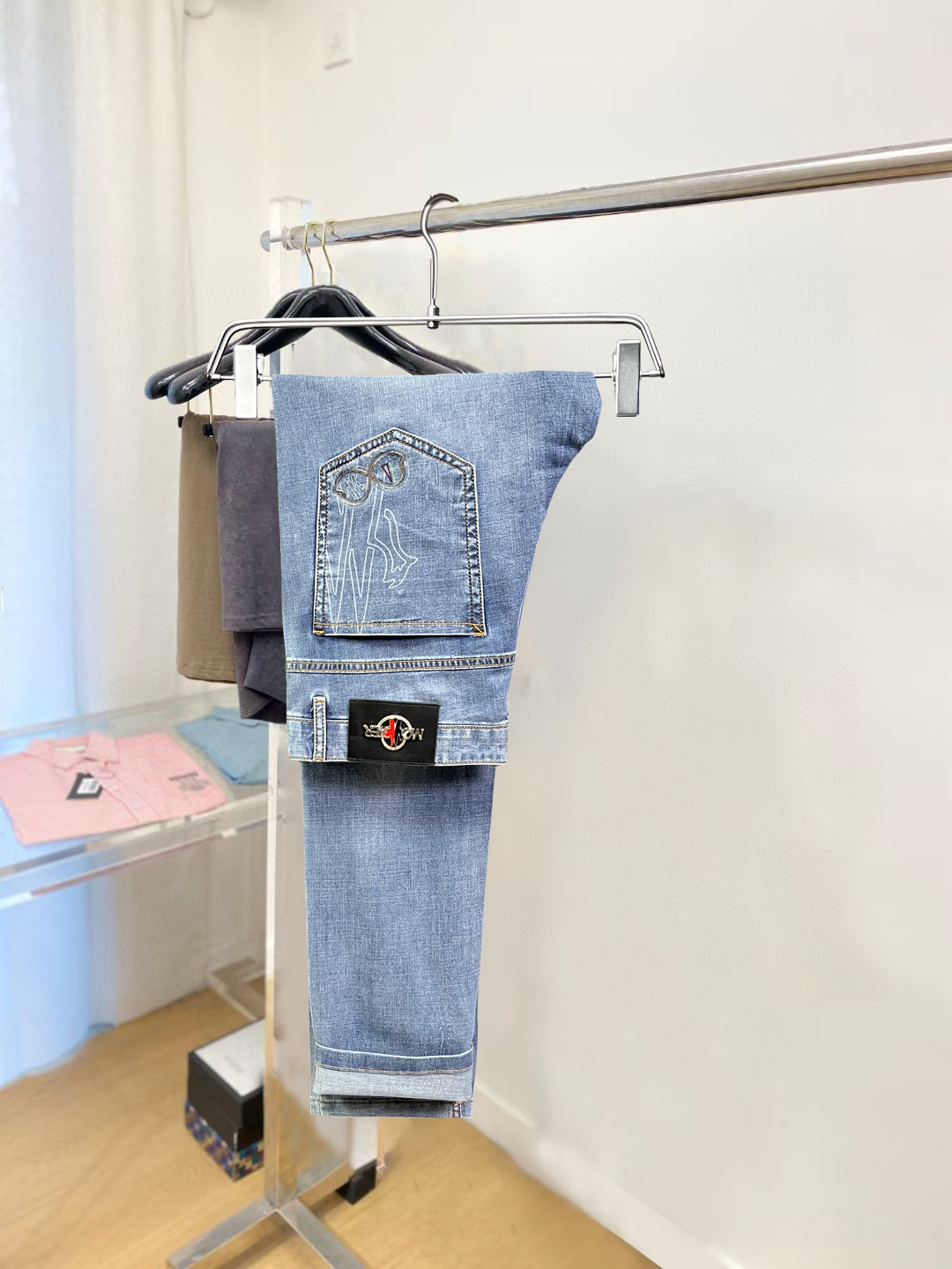 NO:510270,【彩结】Simple and fashionable. The spring and summer jeans are very comfortable to wear, low-key and luxurious. They are very classy when worn. There is no need to say much about the style and cutting of the pants. The upper body is exquisite and vivid. The truly first-class quality is the true palace-grade casual pants, which are made of Turkey's cotton, produce the most famous tannin cloth. The quality is excellent, and the pants are soft after heavy washing!  Straight-footed style, not picky, the upper body is absolutely stylish, the waist is inlaid with silver jewelry, extremely luxurious. 29-38., Moncler, jeans, alexander wang19860909【 蒙口】简约时尚 春夏牛仔裤身穿着非常舒适 低调不失奢华 穿出去非常有档次,裤型款式和裁剪亦无需多言 上身精致跃然.真正一等一顶级质料 真正殿堂级的休闲裤,选用土耳其的棉花 生产出最有名的单宁布 品质卓然,经过重水洗使得裤子很柔软！直脚的版型 不挑人 上身绝对的有型 裤腰镶嵌银饰达人设计 极度奢华.29-38.,,Moncler,jeans,alexander wang,Men's clothing