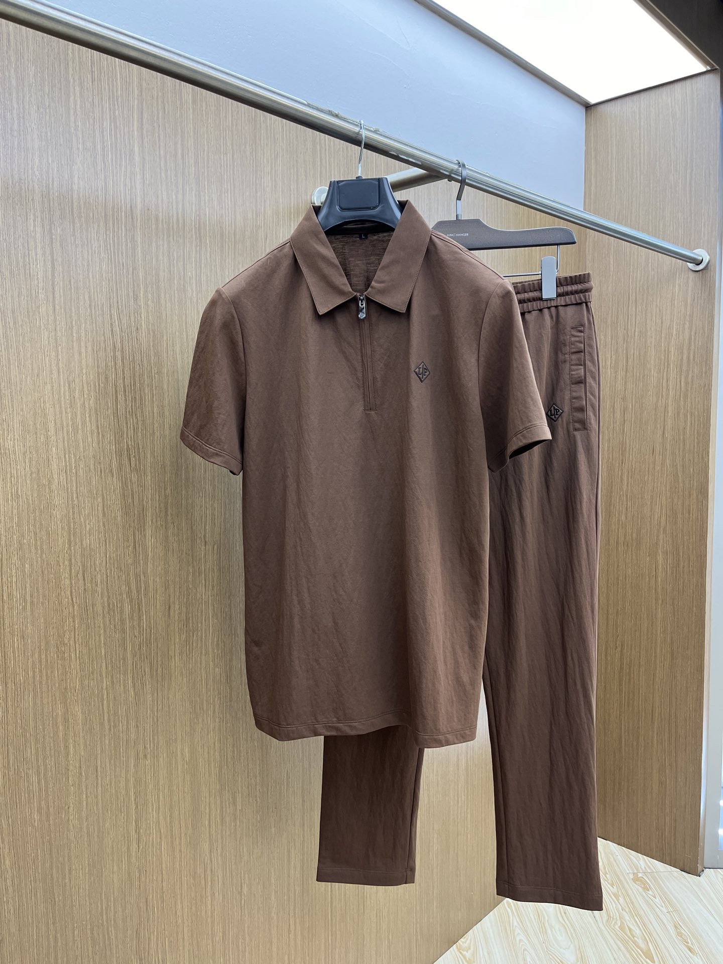 NO:432375,【LP】Hot-up a high-end!  Aristocratic suit [Rose][Rose] The original single-quality exclusive high-quality major brand suits are all top European and American styles and fabrics handmade, and the works of the world's top designers, with international fashion brands, reflecting elegance, personality, fashion [Strong][Strong][Strong][Strong][Strong][Strong][Strong][Strong][Strong][Strong][Strong][Strong][Strong][Strong][Strong][Strong][Strong][Strong][Strong][Strong][Strong][Strong][Strong][Strong][Strong][Strong][Strong][Strong][Strong][Strong][Strong][Strong][Strong][Strong][Strong][Strong][Strong][Strong][Strong][Strong][Strong][Strong][Strong][Strong][Strong][Strong][Strong][Strong][Strong][Strong][Strong][Strong][Strong][Strong][Strong][Strong][Strong][Strong][Strong][Strong][Strong][Strong][Strong][Strong][Strong][Strong][Strong][Strong][Strong][Strong][Strong][Strong][Strong][Strong][Strong][Strong][Strong][Strong][Strong][Strong][Strong][Strong][Strong][Strong][Strong][Strong][Strong][Strong][Strong][Strong][Strong][Strong][Strong][Strong][Strong][Strong][Strong][Strong][Strong][Strong][Strong][Strong][Strong][Strong][Strong][Strong][Strong][Strong][Strong][Strong][Strong]19860909【 LP】爆款a 高端 ！贵族套装 [玫瑰][玫瑰]原单品质独家首选高品质各大品牌套装,全是欧美顶级爆款花色及面料手工,世界顶尖设计师作品,具备国际时尚大牌元素,体现高雅、个性、时尚[强][强][强].本公司不是以低价格吸引客户,是以品质、品味、内涵以及一些顶级设计元素为起点.175 140斤 穿L 可以穿200斤.标准尺码 M-4XL.,,loro piana,alexander wang,Men's clothing