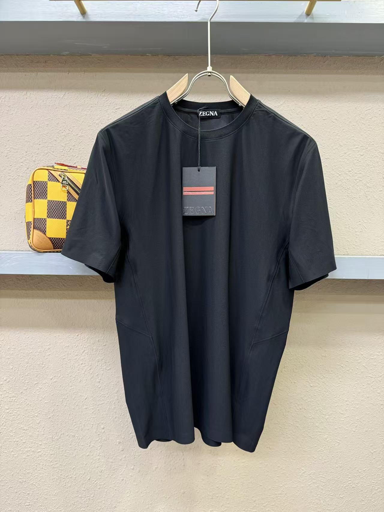 NO:510333,.【Jenia】 Fashionable and simple short-sleeved T-shirt is famous for its simple and delicate design and high-quality details, perfectly tailored, and the latest British hanging dot and thread technology after the label is more perfect, the materials are meticulous, suitable for any occasion, excellent feel, comfortable and breathable! It is the choice of men who focus on practicality and quality. The original quality is synchronized by the official website [strong]. The new model is available for sale immediately, and there are large products [handshake] 174 catties wear L size, and you can wear up to 200 catties! M-4XL.,zegna,T-shirt,tees,t-shirt,alexander wang19860909.【 杰尼亚】 时尚简约 短袖T恤 简洁细腻的设计和高质细节而闻名,裁剪完美,后标最新英国吊点线技术,更加完美,用料一丝不苟,适合任何场合, 手感极佳 舒服又透气! 是注重实用和品质的男士的选择.原單品質 官網同步[强].新款上市 即转即卖 有大货[握手] 174 斤穿L码 最大可以穿200斤！M-4XL.,,zegna,T-shirt,tees，t-shirt,alexander wang,Men's clothing