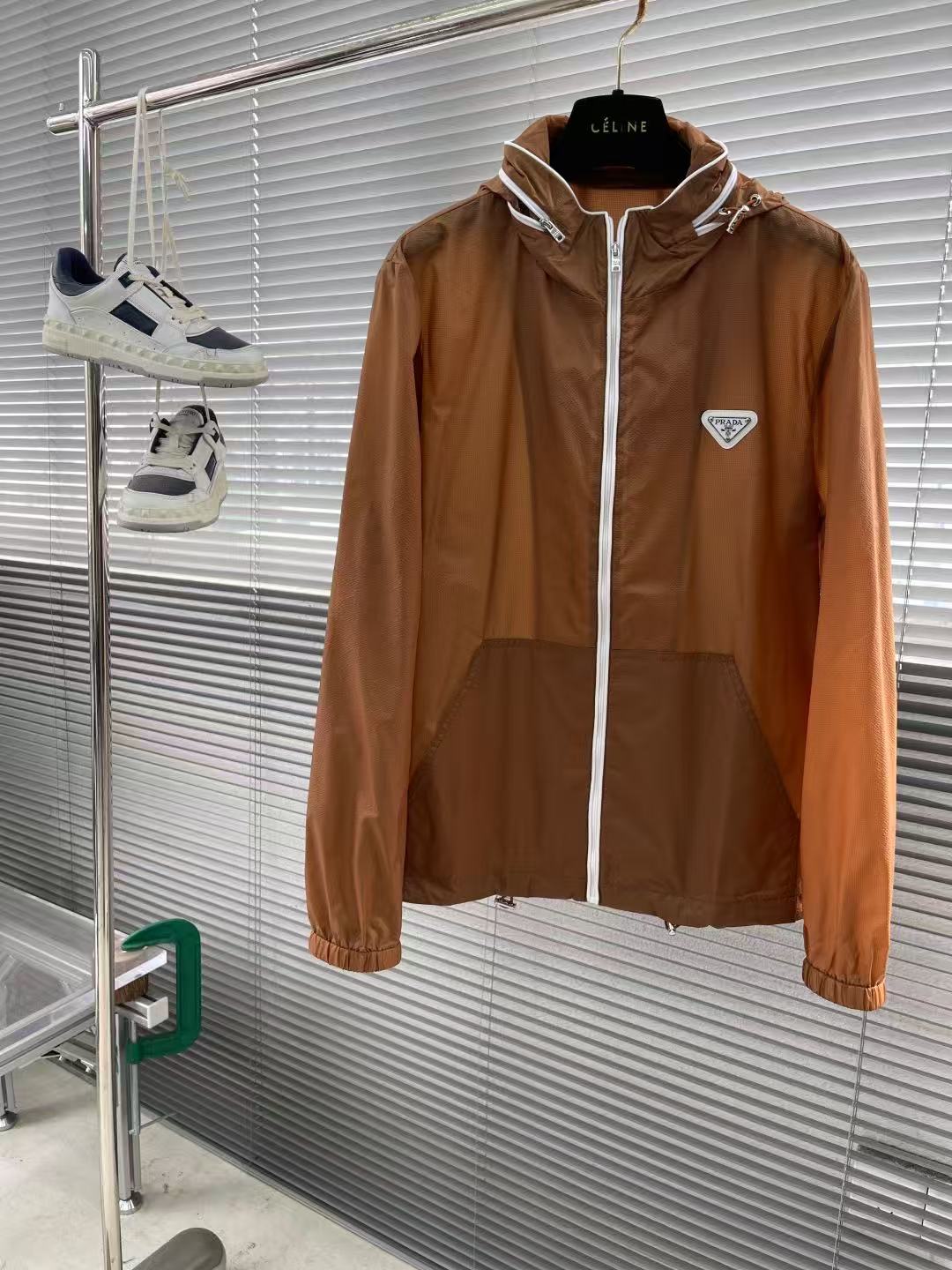 NO:432482,【Prada】Simple spring. Sunscreen jackets, jackets, windbreakers, nobles high-level orders, high-standard customization, very stylish, classic and versatile, customer-supplied hardware, each with a unique logo, any fashion can be matched in winter, a true top order, the style is also very good, slim fit, highly recommended. 175 140 catties wear L, the maximum wear is about kilogram. It is recommended to report height and weight code. M-3XL.,,prada, jackets & coats,alexander wang19860909【 普拉达】春季简约.防晒衣 夹克 风衣贵族高级别要求订单 高标准定制　上身非常有型 经典百搭 客供五金 每颗都有独特logo 冬季任何时装都可以搭配　真正的顶级订单 版型上也是非常的好 修身版型 强烈推荐.175 140斤穿L 最大穿斤左右 .建 议报身高体重配码 .M-3XL.,,prada,jackets & coats,alexander wang,Men's clothing