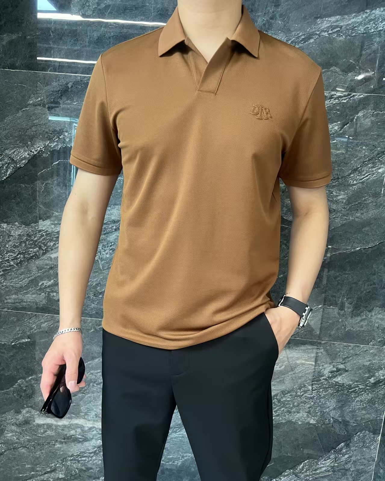 NO:510304,.【Dio】Stylish and simple short-sleeved T-shirt is famous for its simple and delicate design and high-quality details, perfectly tailored, and the latest British hanging dot and line technology, more perfect, meticulous in materials, suitable for any occasion, excellent feel, comfortable and breathable! It is the choice of men who focus on practicality and quality. Original quality, official website synchronous [strong]. New model is available for sale immediately, available in large goods [handshake] 174 jin, wear L, maximum wear jin. M-3XL.,,dior,T-shirt,tees,t-shirt,alexander wang19860909.【 迪奥】 时尚简约 短袖T恤 简洁细腻的设计和高质细节而闻名,裁剪完美,后标最新英国吊点线技术,更加完美,用料一丝不苟,适合任何场合, 手感极佳 舒服又透气! 是注重实用和品质的男士的选择.原單品質 官網同步[强].新款上市 即转即卖 有大货[握手] 174 斤 穿L 最大穿斤.M-3XL.,,dior,T-shirt,tees，t-shirt,alexander wang,Men's clothing