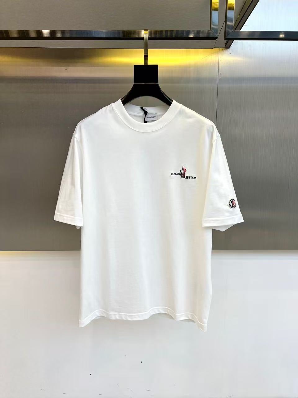 NO:510331,.【Shirt】Stylish and simple short-sleeved T-shirt is famous for its simple and delicate design and high-quality details, perfectly cut, and the latest British hanging dot and line technology after the label is more perfect, the materials are meticulous, suitable for any occasion, excellent feel, comfortable and breathable! It is the choice of men who focus on practicality and quality. Original quality, official website synchronous [strong]. New model is available for sale immediately, available in large quantities [handshake] 174 catties, wear L, maximum wear 190 catties. M-3XL.,, Moncler, T-shirt,tees, t-shirt,alexander wang19860909.【 蒙口】 时尚简约 短袖T恤 简洁细腻的设计和高质细节而闻名,裁剪完美,后标最新英国吊点线技术,更加完美,用料一丝不苟,适合任何场合, 手感极佳 舒服又透气! 是注重实用和品质的男士的选择.原單品質 官網同步[强].新款上市 即转即卖 有大货[握手] 174 斤 穿L 最大穿190斤.M-3XL.,,Moncler,T-shirt,tees，t-shirt,alexander wang,Men's clothing