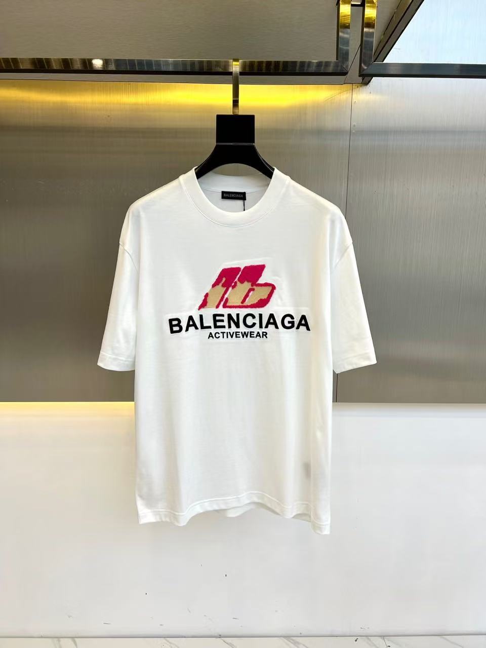 NO:510334,.【Balenciaga】Stylish and simple short-sleeved T-shirt is famous for its simple and delicate design and high-quality details, perfectly tailored, the latest British hanging dot and thread technology, more perfect, meticulous in materials, suitable for any occasion, excellent feel, comfortable and breathable! It is the choice of men who focus on practicality and quality. Original quality, official website synchronous [strong]. New model is available for sale immediately, available in large goods [handshake] 174 catties, wear L, maximum wear 190 catties. M-3XL.,,balenciaga,T-shirt,tees,t-shirt,alexander wang19860909.【 巴黎世家】 时尚简约 短袖T恤 简洁细腻的设计和高质细节而闻名,裁剪完美,后标最新英国吊点线技术,更加完美,用料一丝不苟,适合任何场合, 手感极佳 舒服又透气! 是注重实用和品质的男士的选择.原單品質 官網同步[强].新款上市 即转即卖 有大货[握手] 174 斤 穿L 最大穿190斤.M-3XL.,,balenciaga,T-shirt,tees，t-shirt,alexander wang,Men's clothing