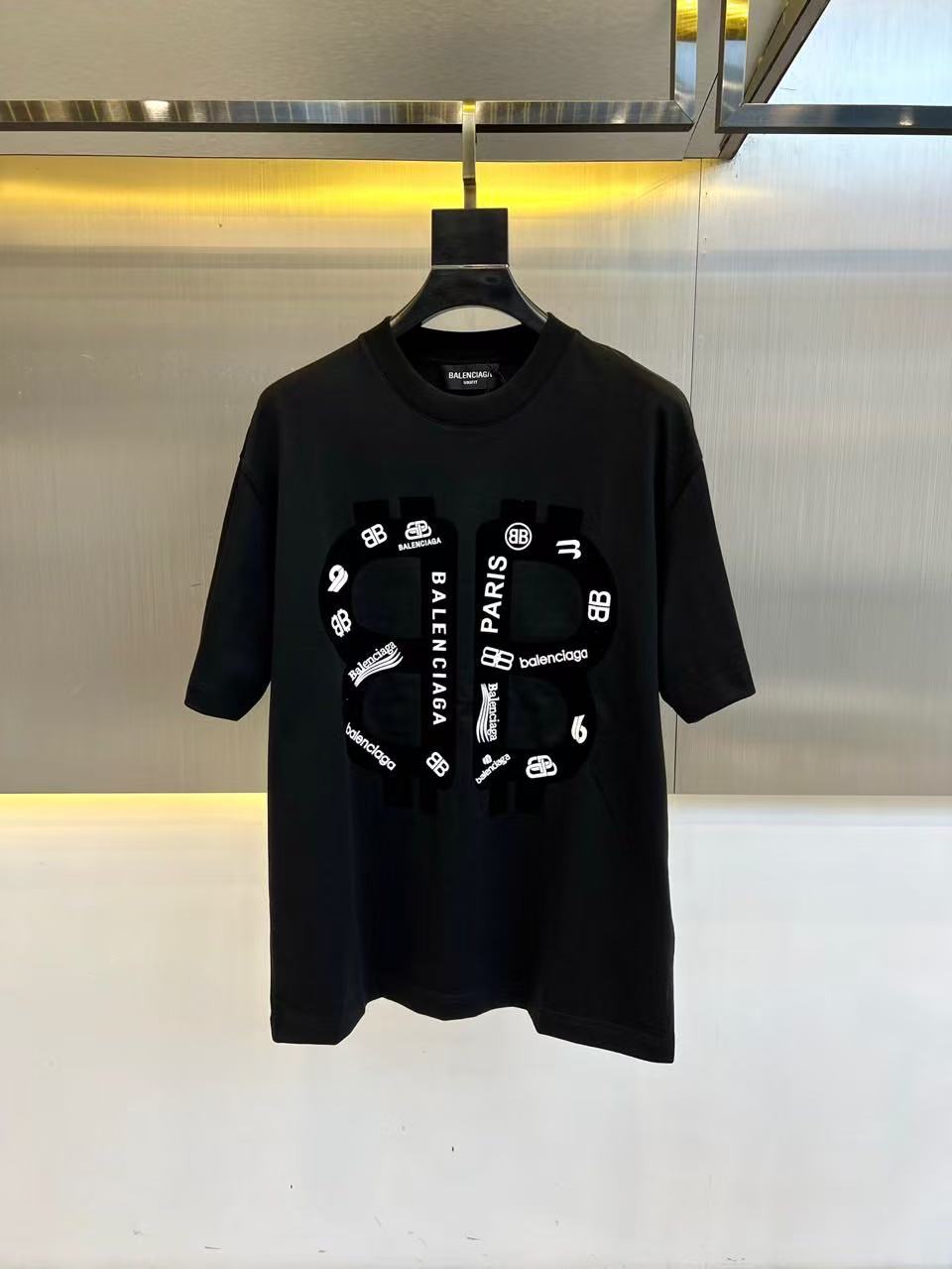 NO:510311,.【Balenciaga】Stylish and simple short-sleeved T-shirt is famous for its simple and delicate design and high-quality details, perfectly tailored, the latest British hanging dot and thread technology, more perfect, meticulous in materials, suitable for any occasion, excellent feel, comfortable and breathable! It is the choice of men who focus on practicality and quality. Original quality, official website synchronized [strong]. New model is available for sale immediately, available in large products [handshake] 174 catties, wear L, maximum wear 190 catties. M-3XL.,,balenciaga,T-shirt,tees,t-shirt,alexander wang19860909.【 巴黎世家】 时尚简约 短袖T恤 简洁细腻的设计和高质细节而闻名,裁剪完美,后标最新英国吊点线技术,更加完美,用料一丝不苟,适合任何场合, 手感极佳 舒服又透气! 是注重实用和品质的男士的选择.原單品質 官網同步[强].新款上市 即转即卖 有大货[握手] 174 斤 穿L 最大穿190斤.M-3XL.,,balenciaga,T-shirt,tees，t-shirt,alexander wang,Men's clothing