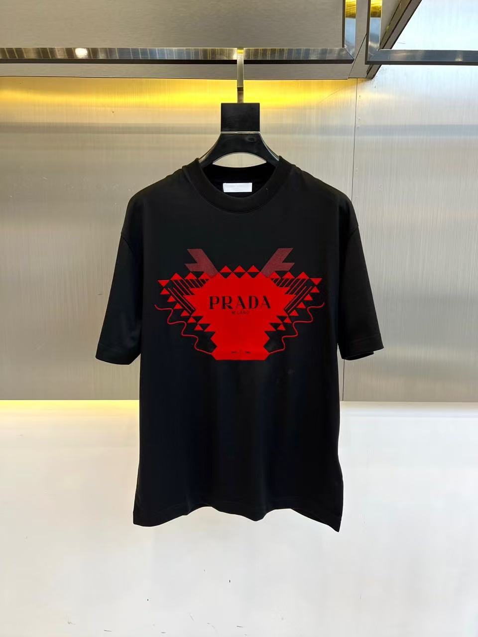 NO:510314,.【Prada】Stylish and simple short-sleeved T-shirt is famous for its simple and delicate design and high-quality details, perfect cut, and the latest British hanging dot and line technology after the label is more perfect, the materials are meticulous, suitable for any occasion, excellent feel, comfortable and breathable! It is the choice of men who focus on practicality and quality. Original quality, official website synchronous [strong]. New model is available for sale immediately, available in large quantities [handshake] 174 catties, wear L, maximum wear 190 kg.M-3XL.,,prada,T-shirt,tees,t-shirt,alexander wang19860909.【 普拉达】 时尚简约 短袖T恤 简洁细腻的设计和高质细节而闻名,裁剪完美,后标最新英国吊点线技术,更加完美,用料一丝不苟,适合任何场合, 手感极佳 舒服又透气! 是注重实用和品质的男士的选择.原單品質 官網同步[强].新款上市 即转即卖 有大货[握手] 174 斤 穿L 最大穿190斤.M-3XL.,,prada,T-shirt,tees，t-shirt,alexander wang,Men's clothing