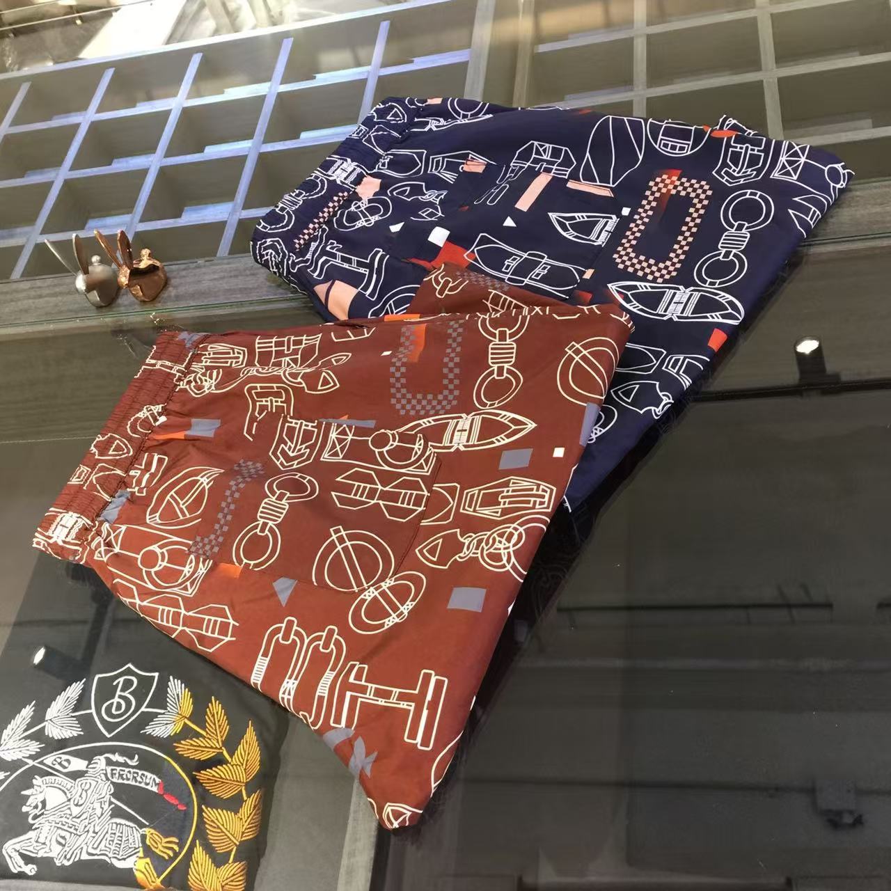 NO:432498,【Hermes】Simple and fashionable spring and summer shorts are very comfortable to wear, low-key and luxurious, very classy when worn, and there is no need to say much about the style and cutting of the pants. The upper body is exquisite and vivid. The truly first-class quality is the real-class quick-drying pants. Turkish cotton is used to produce the most famous tannin cloth. The quality is excellent, and the pants are soft after heavy washing!  Straight-footed style, not picky, the upper body is absolutely stylish, the waist is inlaid with silver jewelry, extremely luxurious.M-3XL., hermes, shorts, alexander wang19860909【 爱马仕】简约时尚 春夏短裤 身穿着非常舒适 低调不失奢华 穿出去非常有档次,裤型款式和裁剪亦无需多言 上身精致跃然.真正一等一顶级质料 真正殿堂级的速干裤 选用土耳其的棉花 生产出最有名的单宁布 品质卓然,经过重水洗使得裤子很柔软！直脚的版型 不挑人 上身绝对的有型 裤腰镶嵌银饰达人设计 极度奢华.M-3XL.,,hermes,shorts,alexander wang,Men's clothing