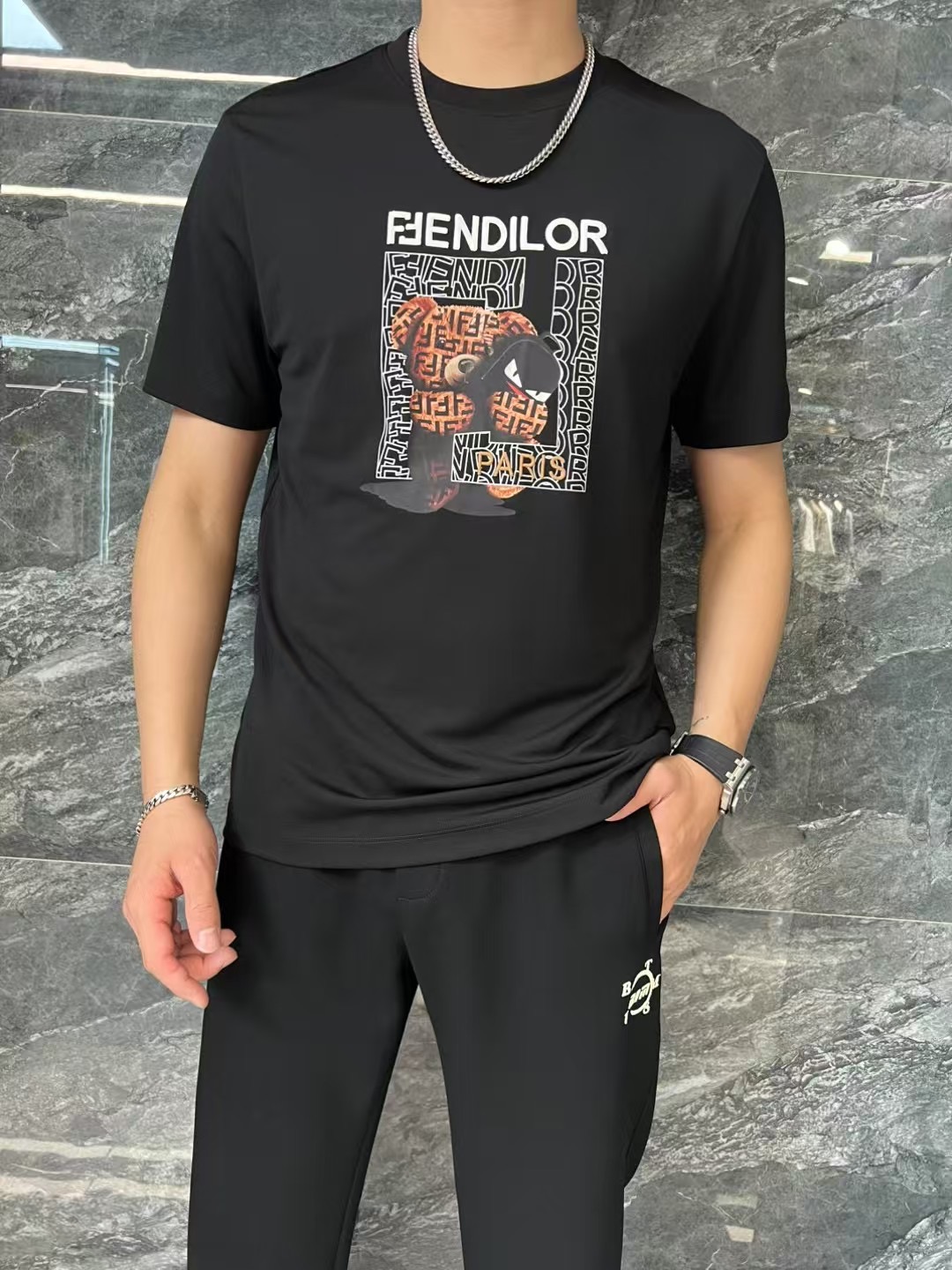 NO:510296,.【Fendi】 Fashionable and simple short-sleeved T-shirt is famous for its simple and delicate design and high-quality details, perfect cut, and the latest British hanging dot and line technology after the label is more perfect, the materials are meticulous, suitable for any occasion, excellent feel, comfortable and breathable! It is the choice of men who focus on practicality and quality. Original quality, official website synchronous [strong]. New model is available for sale immediately, available in large quantities [handshake] 174 catties, wear L, maximum wear 190 catties. M-3XL.,,fendi, T-shirt,tees, t-shirt,alexander wang19860909.【 芬迪】 时尚简约 短袖T恤 简洁细腻的设计和高质细节而闻名,裁剪完美,后标最新英国吊点线技术,更加完美,用料一丝不苟,适合任何场合, 手感极佳 舒服又透气! 是注重实用和品质的男士的选择.原單品質 官網同步[强].新款上市 即转即卖 有大货[握手] 174 斤 穿L 最大穿190斤.M-3XL.,,fendi,T-shirt,tees，t-shirt,alexander wang,Men's clothing