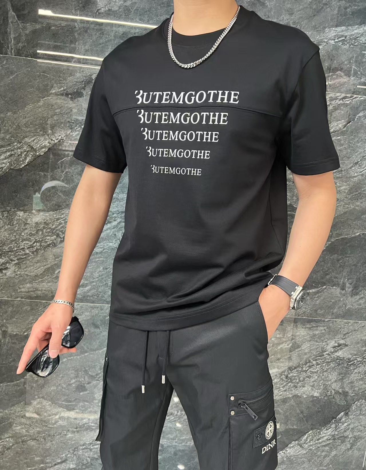 NO:510298,.【Balenciaga】Stylish and simple short-sleeved T-shirt is famous for its simple and delicate design and high-quality details, perfectly tailored, the latest British hanging dot and thread technology, more perfect, meticulous in materials, suitable for any occasion, excellent feel, comfortable and breathable! It is the choice of men who focus on practicality and quality. Original quality, official website synchronous [strong]. New model is available for sale immediately, available in large goods [handshake] 174 catties, wear L, maximum wear 190 catties. M-3XL.,,balenciaga,T-shirt,tees,t-shirt,alexander wang19860909.【 巴黎世家】 时尚简约 短袖T恤 简洁细腻的设计和高质细节而闻名,裁剪完美,后标最新英国吊点线技术,更加完美,用料一丝不苟,适合任何场合, 手感极佳 舒服又透气! 是注重实用和品质的男士的选择.原單品質 官網同步[强].新款上市 即转即卖 有大货[握手] 174 斤 穿L 最大穿190斤.M-3XL.,,balenciaga,T-shirt,tees，t-shirt,alexander wang,Men's clothing