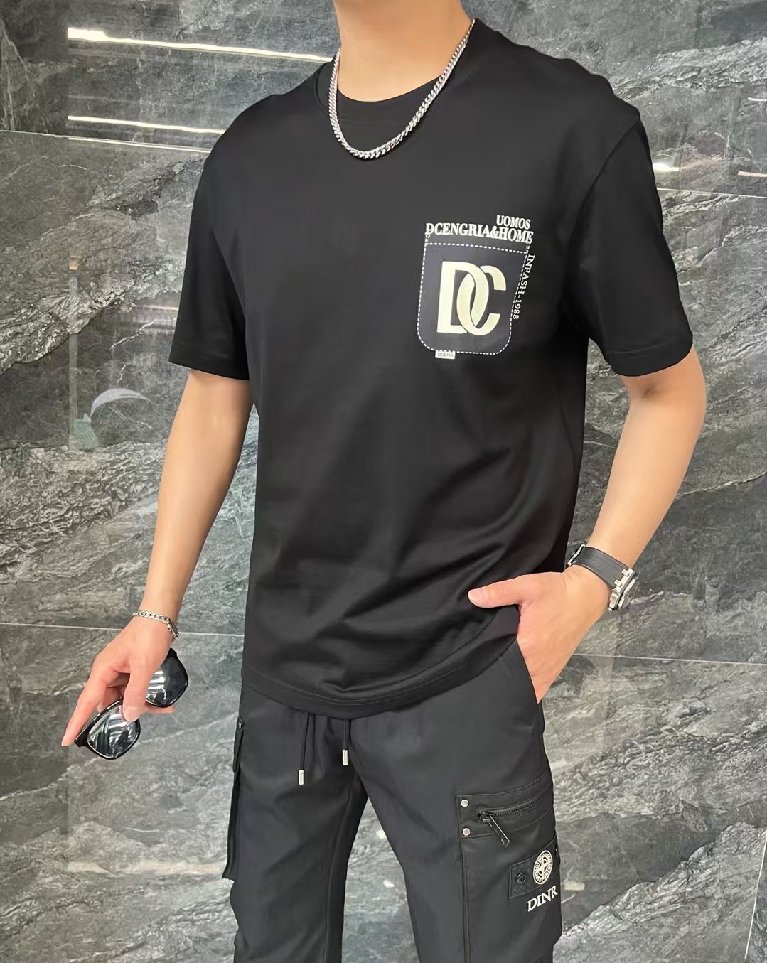 NO:510300,.【DG】 Fashionable and simple short-sleeved T-shirt is famous for its simple and delicate design and high-quality details, perfect cut, and the latest British hanging dot and line technology after the label is more perfect, the materials are meticulous, suitable for any occasion, excellent feel, comfortable and breathable! It is the choice of men who focus on practicality and quality. Original quality, official website synchronous [strong]. New model is available for sale immediately, available in large quantities [handshake] 174 jin, wear L, maximum wear jin. M-3XL.,,T-shirt,tees,t-shirt,alexander wang19860909.【 DG】 时尚简约 短袖T恤 简洁细腻的设计和高质细节而闻名,裁剪完美,后标最新英国吊点线技术,更加完美,用料一丝不苟,适合任何场合, 手感极佳 舒服又透气! 是注重实用和品质的男士的选择.原單品質 官網同步[强].新款上市 即转即卖 有大货[握手] 174 斤 穿L 最大穿斤.M-3XL.,,T-shirt,tees，t-shirt,alexander wang,Men's clothing