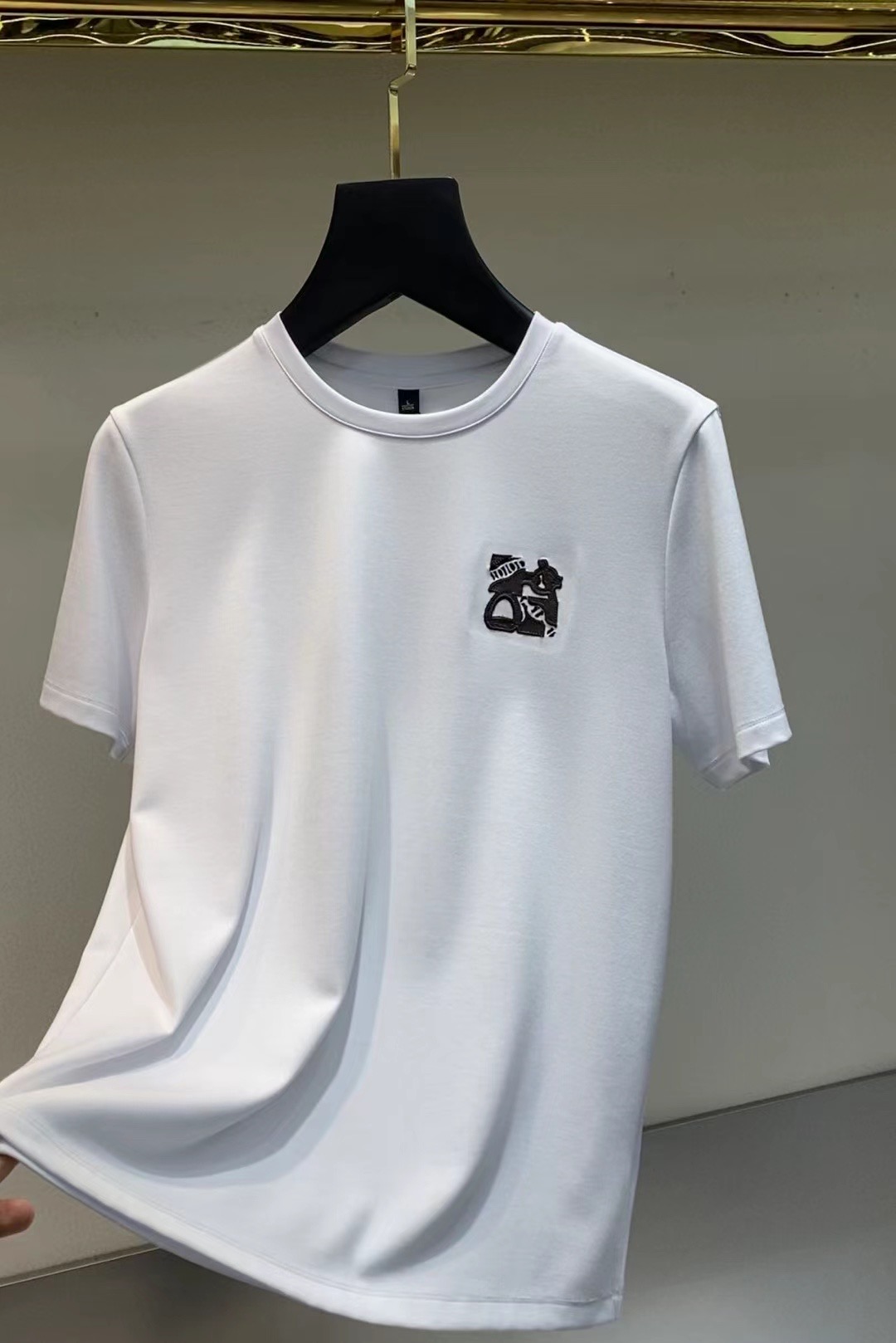 NO:432484,.【Hermes】 Fashionable and simple short-sleeved T-shirt is famous for its simple and delicate design and high-quality details, perfect cut, and the latest British hanging dot and line technology after the label is more perfect, the materials are meticulous, suitable for any occasion, excellent feel, comfortable and breathable! It is the choice of men who focus on practicality and quality. Original quality, official website synchronous [strong]. New model is available for sale immediately, available in large quantities [handshake] 174 140 jin, wear L, maximum wear jin. M-3XL.,, hermes, T-shirt,tees, t-shirt,alexander wang19860909.【 爱马仕】 时尚简约 短袖T恤 简洁细腻的设计和高质细节而闻名,裁剪完美,后标最新英国吊点线技术,更加完美,用料一丝不苟,适合任何场合, 手感极佳 舒服又透气! 是注重实用和品质的男士的选择.原單品質 官網同步[强].新款上市 即转即卖 有大货[握手] 174 140斤 穿L 最大穿斤.M-3XL.,,hermes,T-shirt,tees，t-shirt,alexander wang,Men's clothing