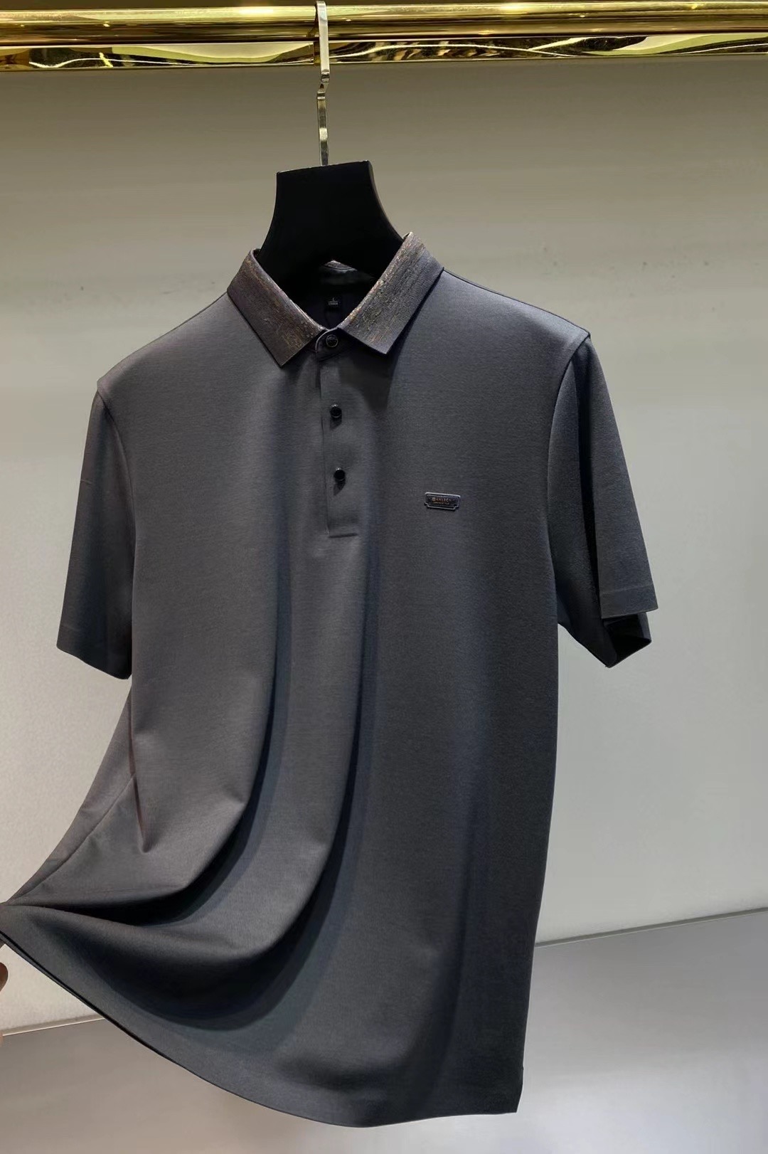 NO:432454,.【Jenia】 Fashionable and simple short-sleeved T-shirt is famous for its simple and delicate design and high-quality details, perfect cut, and the latest British hanging dot and line technology after the label is more perfect, the materials are meticulous, suitable for any occasion, excellent feel, comfortable and breathable! It is the choice of men who focus on practicality and quality. Original quality, official website synchronized [strong]. New model is available for sale immediately, available in large quantities [handshake] 174 140 jin, wear L Maximum wear jin. M-3XL.,,zegna, T-shirt,tees, t-shirt,alexander wang19860909.【 杰尼亚】 时尚简约 短袖T恤 简洁细腻的设计和高质细节而闻名,裁剪完美,后标最新英国吊点线技术,更加完美,用料一丝不苟,适合任何场合, 手感极佳 舒服又透气! 是注重实用和品质的男士的选择.原單品質 官網同步[强].新款上市 即转即卖 有大货[握手] 174 140斤 穿L 最大穿斤.M-3XL.,,zegna,T-shirt,tees，t-shirt,alexander wang,Men's clothing