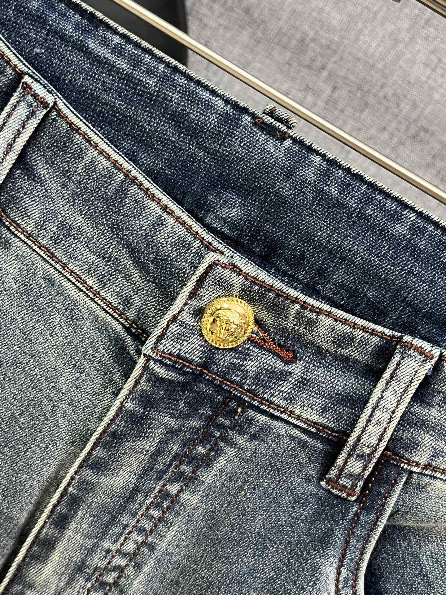 Stylish Spring and Summer Jeans: Comfortable, Classy, Luxurious Design with Silver Details - 图片 5