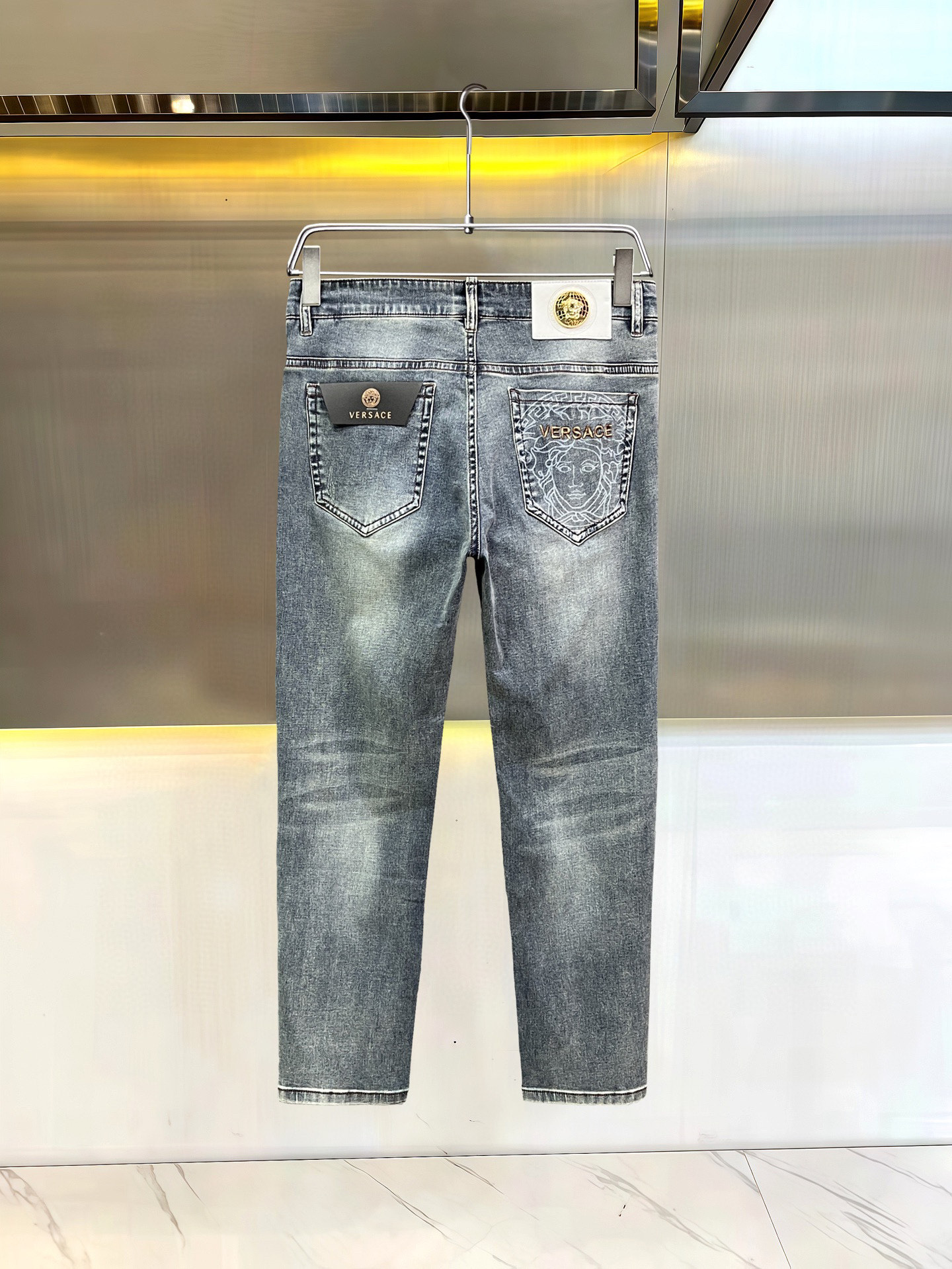 Stylish Spring and Summer Jeans: Comfortable, Classy, Luxurious Design with Silver Details - 图片 1