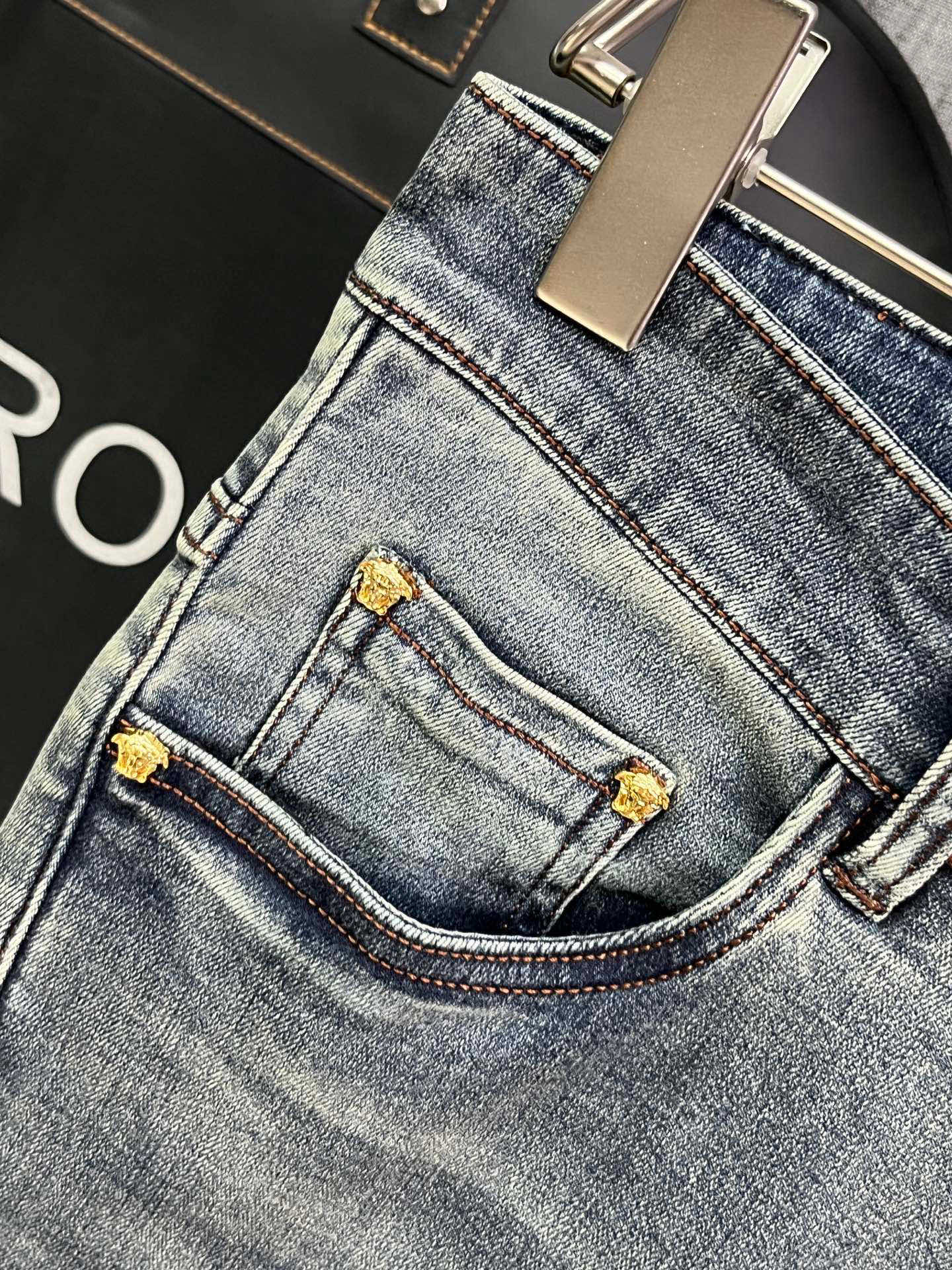 Stylish Spring and Summer Jeans: Comfortable, Classy, Luxurious Design with Silver Details - 图片 6