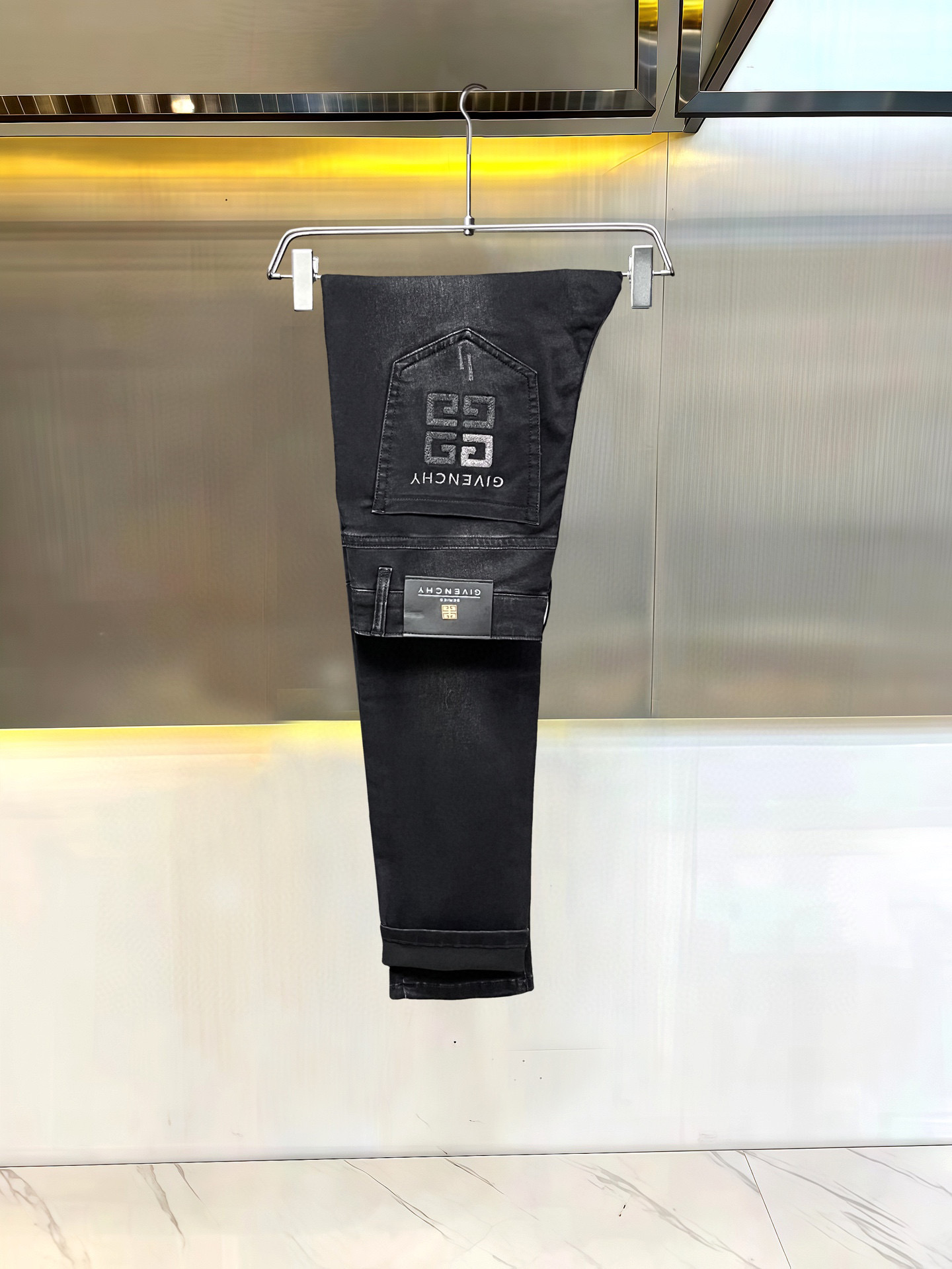 Trendy and Comfortable Spring/Summer Jeans with Sophisticated Style and Luxurious Details - 图片 3