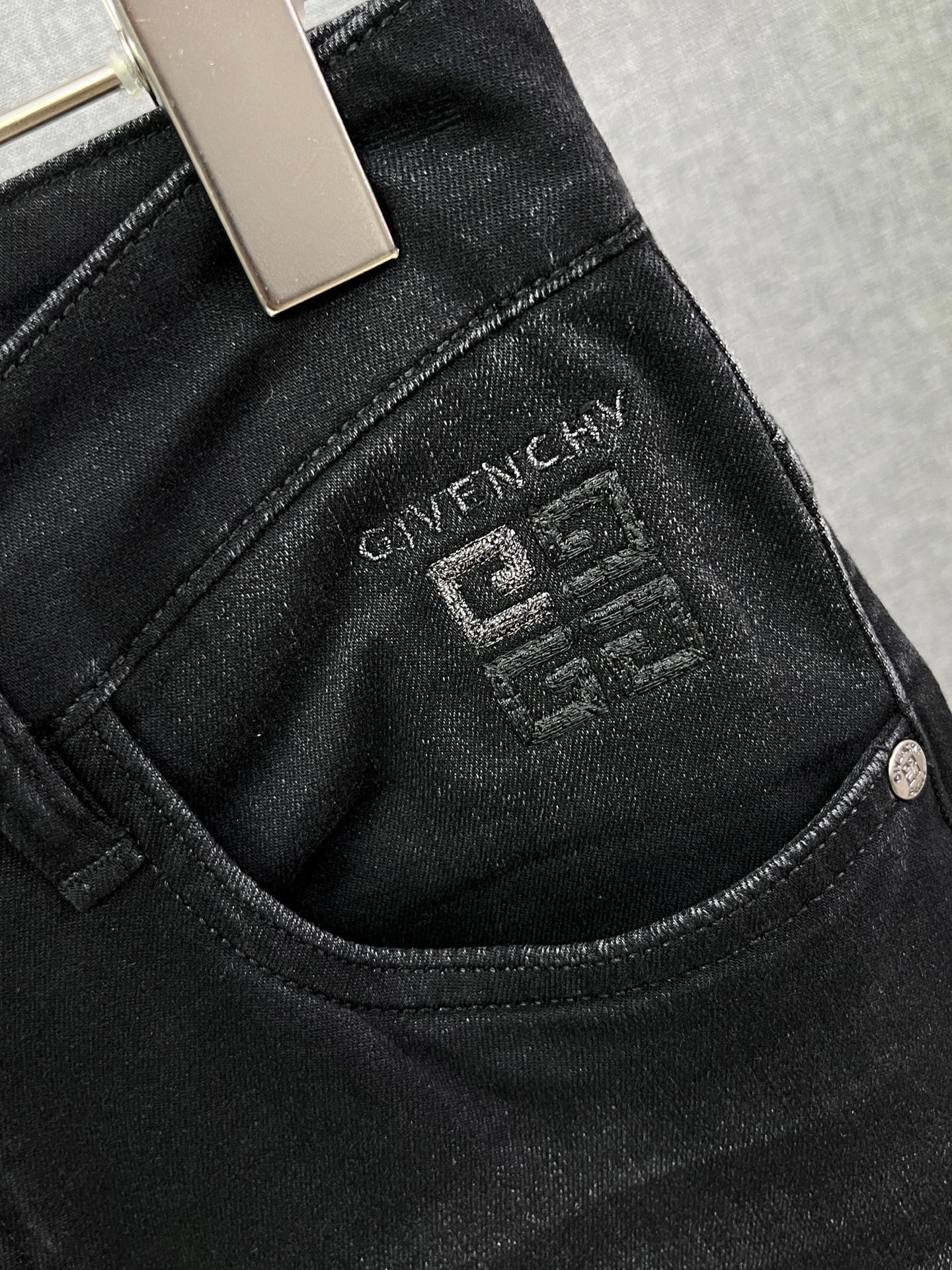 Trendy and Comfortable Spring/Summer Jeans with Sophisticated Style and Luxurious Details - 图片 9