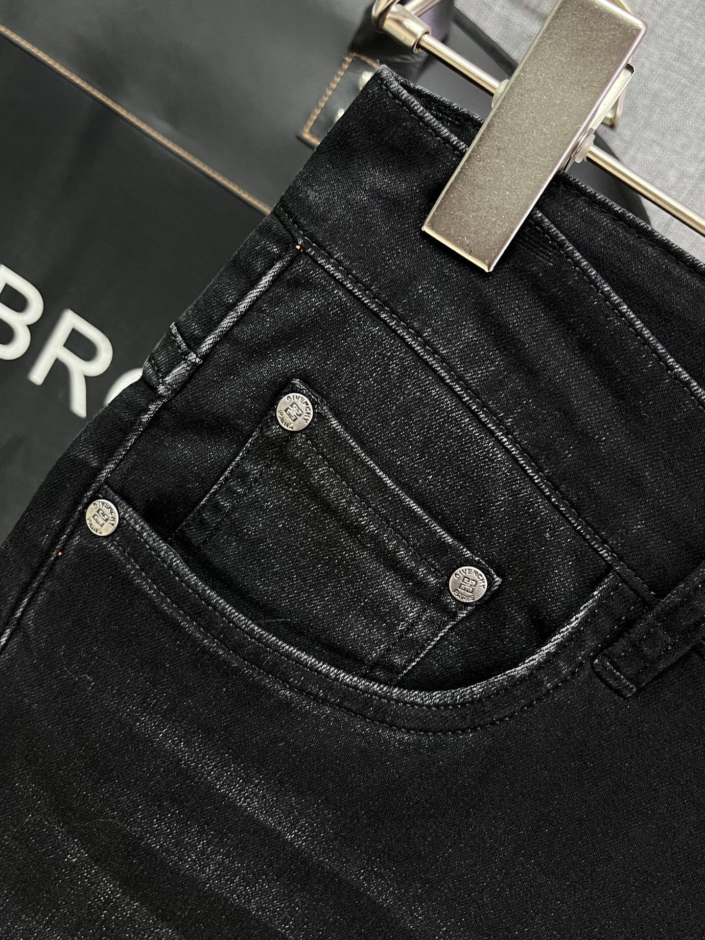 Trendy and Comfortable Spring/Summer Jeans with Sophisticated Style and Luxurious Details - 图片 5