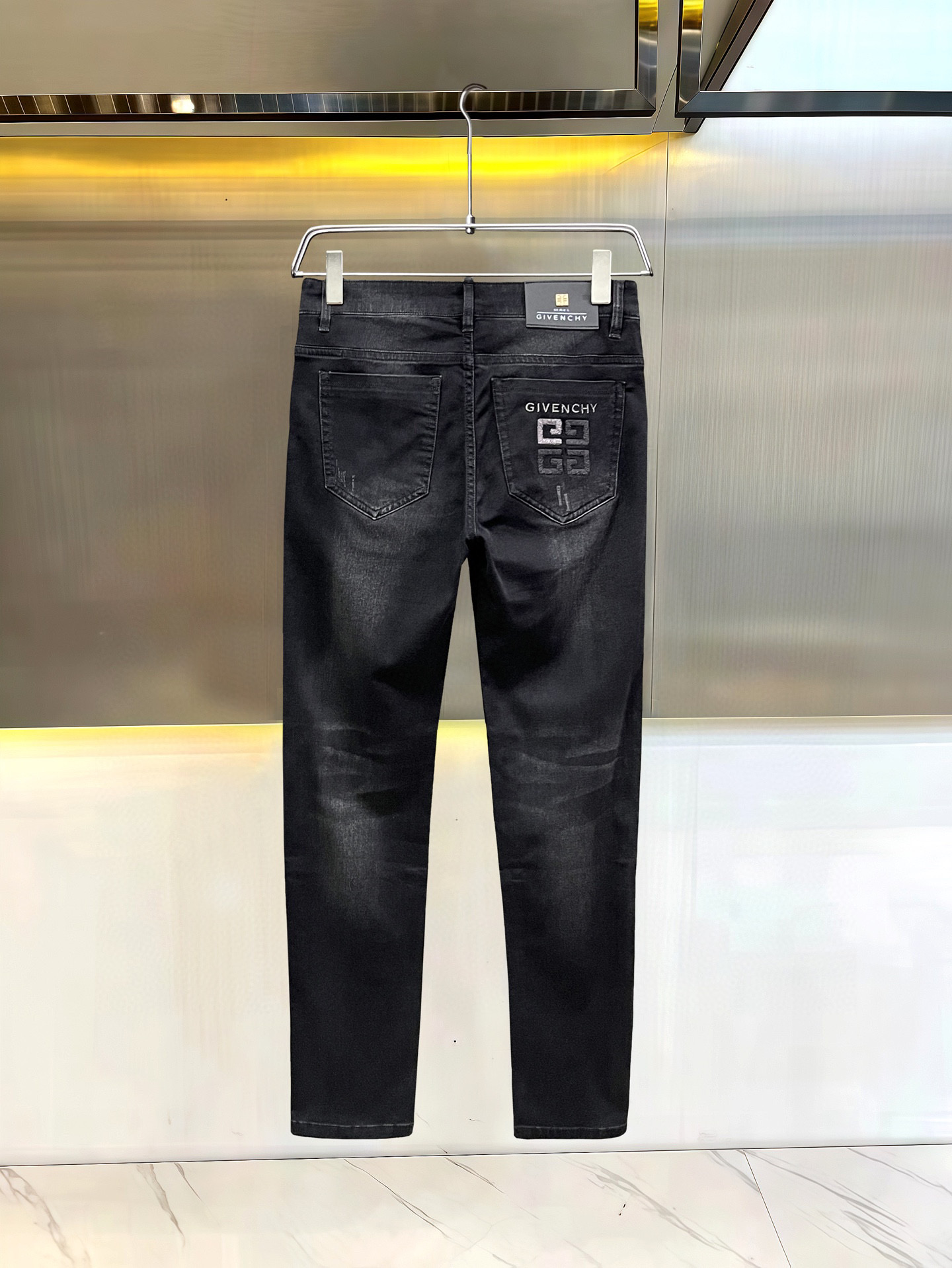 Trendy and Comfortable Spring/Summer Jeans with Sophisticated Style and Luxurious Details - 图片 1
