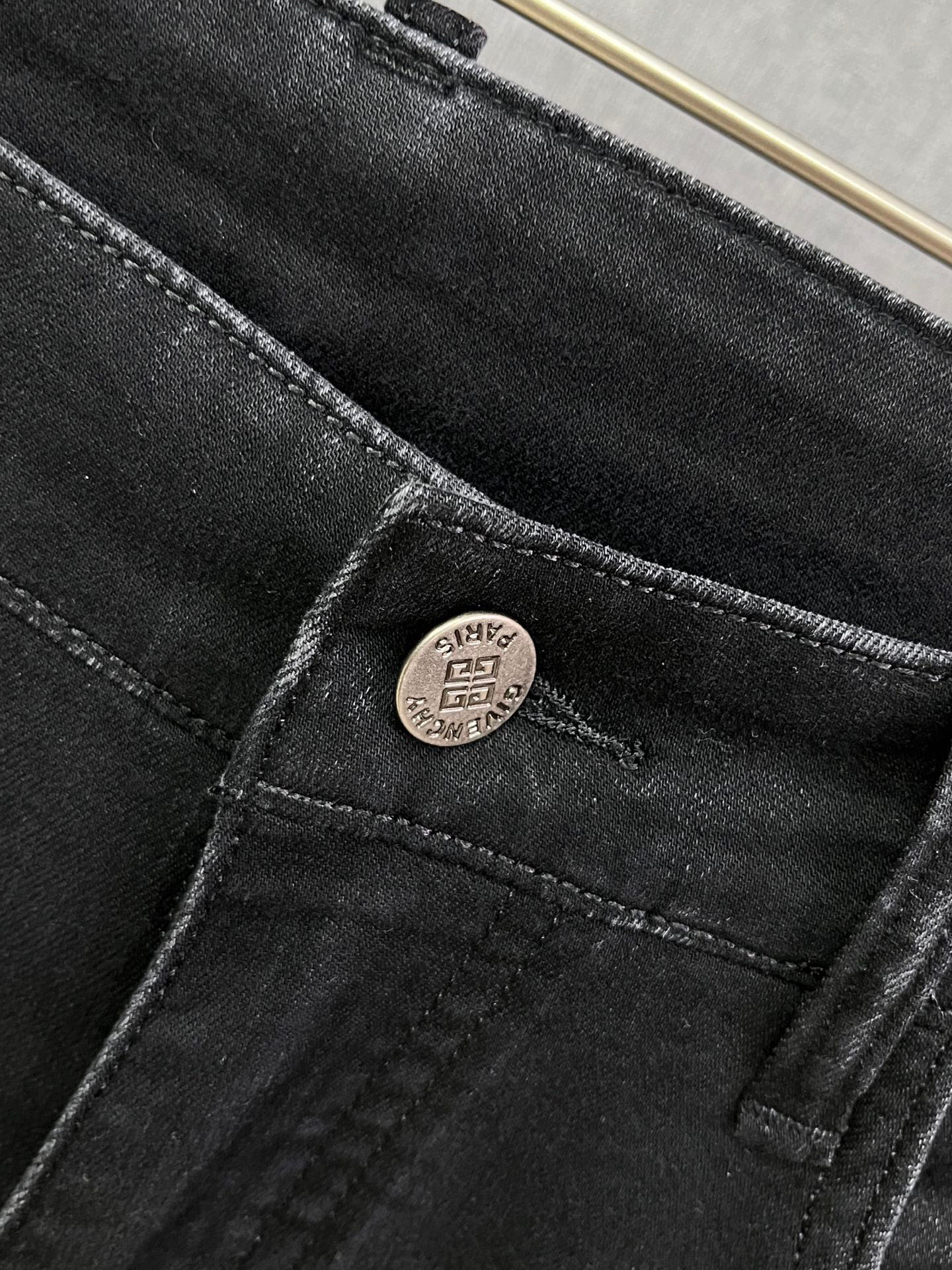 Trendy and Comfortable Spring/Summer Jeans with Sophisticated Style and Luxurious Details - 图片 6