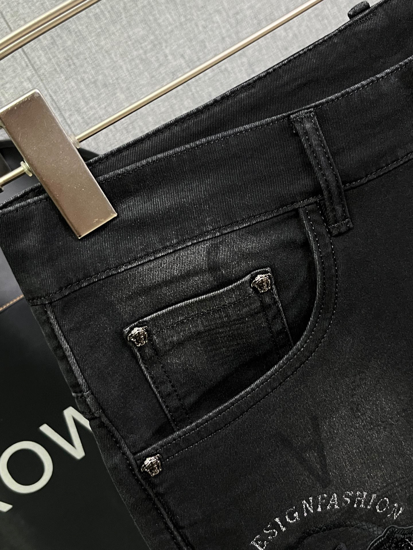 Stylish Silver-Waist Jeans for Spring and Summer in Tailored, Low-Key Design - 图片 5