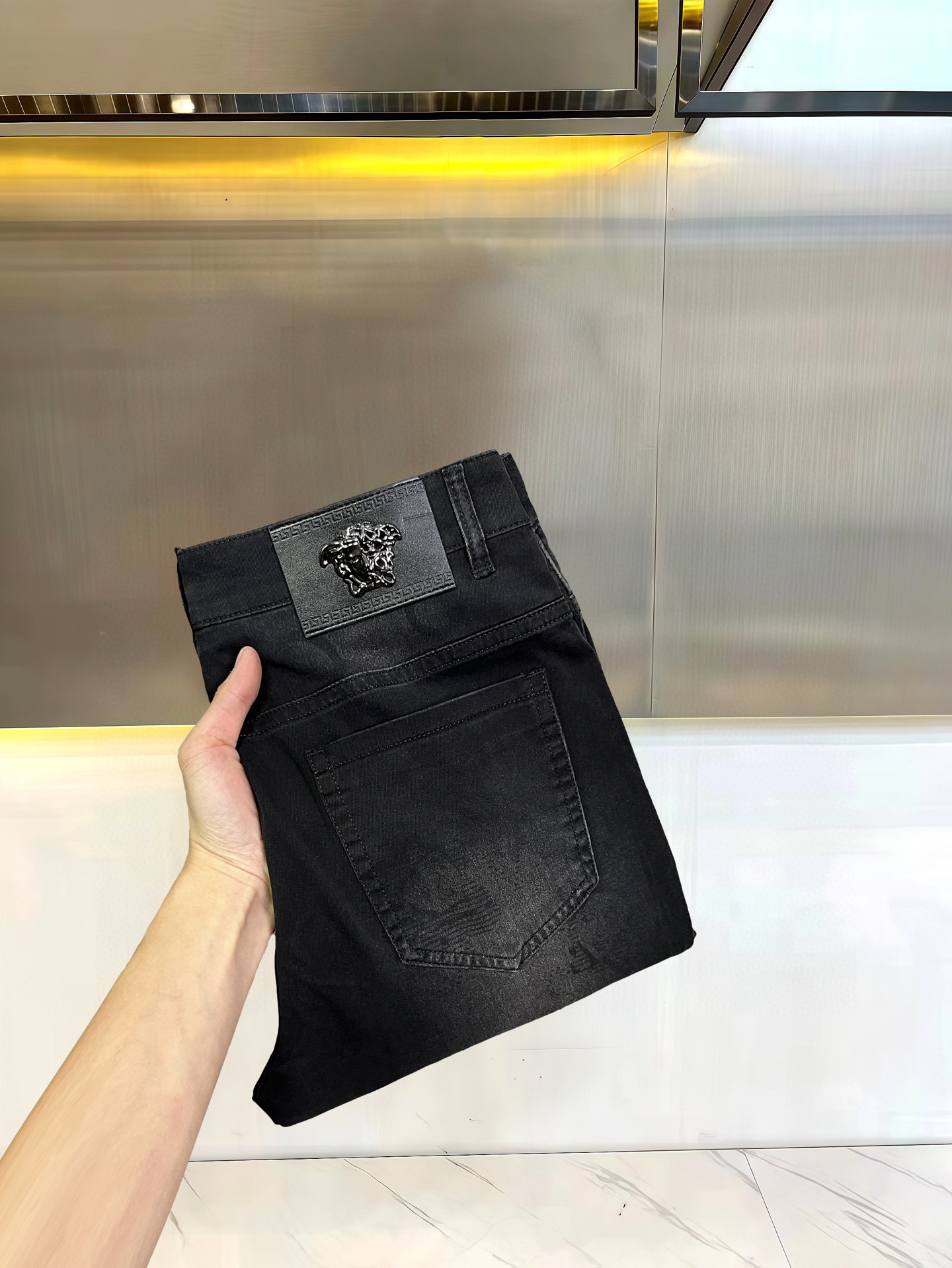 Stylish Silver-Waist Jeans for Spring and Summer in Tailored, Low-Key Design - 图片 4