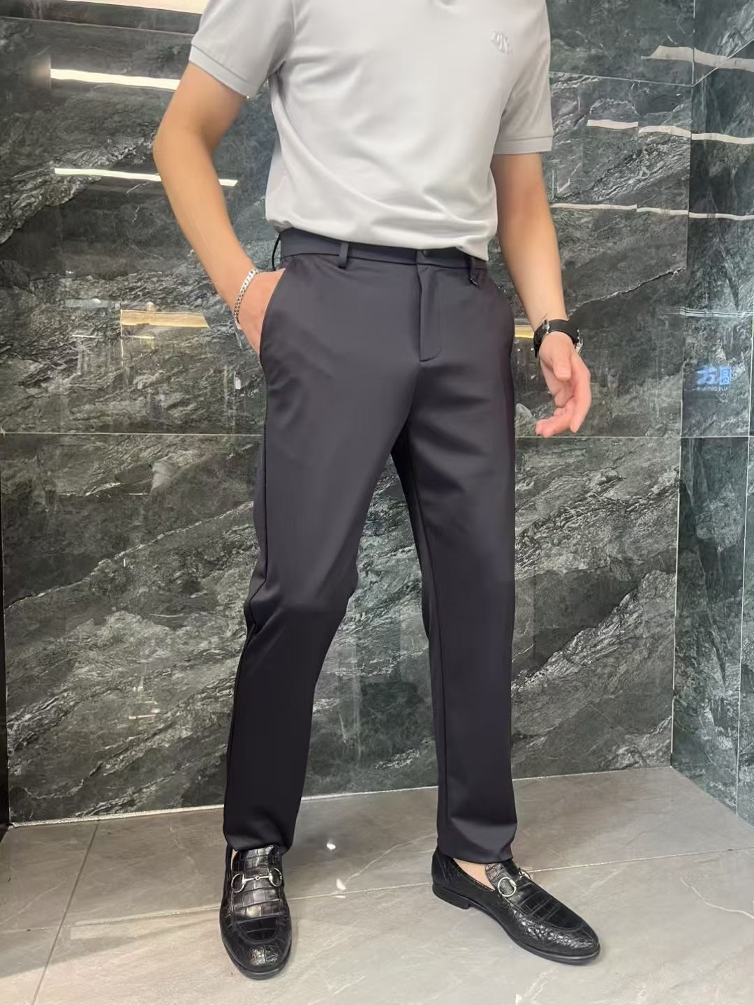 Luxurious and Sophisticated: Stylish Spring/Summer Leisure Pants with Silver Waist Detail - 图片 3