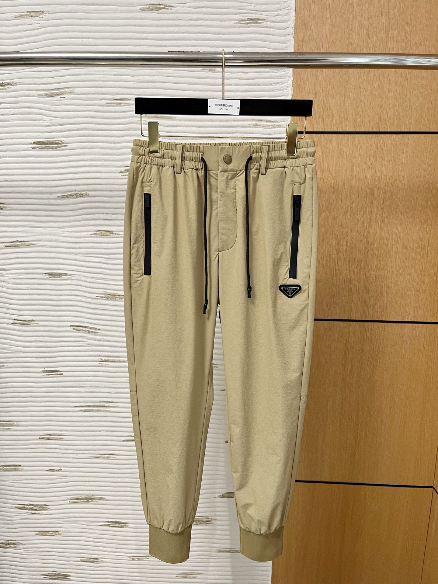 NO:432318,.Prada 2025 Tiansi Nylon four-sided spring and summer casual pants are a new interpretation of aesthetics, interpreting a rich style of style, with a strong sense of detail and design. The classic brand logo is used as a color combination to interpret classic brand fashion, adding luster to the overall shape. Imported fabrics are light and refreshing, soft and comfortable. The inner weaving surface is flat and breathable, simple and unique charm. European trade channels, Italian overseas warehouse straight hair, and overseas boutique limited sales. 25 spring and summer new casual and fashionable trousers, these trousers use the design of big brands to create a fashionable and trendy style, with exquisite details and in place, showing super high quality.  The trousers are decorated with iconic brand logos, highlighting the brand style, creating fashionable and diverse styles. The imported fabric is carefully crafted, soft and comfortable, and skin-friendly and breathable. It is a pair of pants that are comfortable for both home and out. You can go out with a T-shirt Polo~ Color black gray Apricot Size: M L XL 2XL 3XL M size waist 74- hip 98- pants length 99- foot mouth 24 L size waist 78- hip 102- pants length 99- foot mouth 25 XL size waist 82- hip 106- pants length 100- foot mouth 26 2XL size waist 86- hip 110- pants length 101- foot mouth 27 3XL size waist 90- hip 114- pants length 102- foot mouth 28,,prada,tees,t-shirt,alexander  wang19860909.普拉达 2025 天丝锦纶四面弹春夏休闲裤子 美学的焕新诠释,演绎浓郁的格调型时尚风范,细节感和设计感强悍.经典品牌标识做为色彩搭配,演绎经典的品牌时尚,为整体造型增光添彩.进口面料,轻薄清爽,柔软舒适.内里织面平整透气性极佳,简洁而富有独特魅力. 欧洲贸易渠道,意大利海外仓直发,海外精品限定销售.25春夏新款休闲时尚长裤,这款长裤采用大牌的设计打造时尚潮流感,细节处理精致到位,展现超高的品质. 裤身上点缀标志性品牌标识,彰显品牌格调,打造时尚多样的造型.进口面料精心打造,柔软舒适,还亲肤透气,是居家和外出都很舒适的一款裤子,随便搭个T恤Polo就可以出门啦~ 颜色黑色 灰色 杏色 尺码:M L XL 2XL 3XL M码腰围74-臀围98-裤长99-脚口24 L码腰围78-臀围102-裤长99-脚口25 XL码腰围82-臀围106-裤长100-脚口26 2XL码腰围86-臀围-110-裤长101-脚口27 3XL码腰围90-臀围114-裤长102-脚口28,,prada,tees，t-shirt,alexander wang,Men's clothing