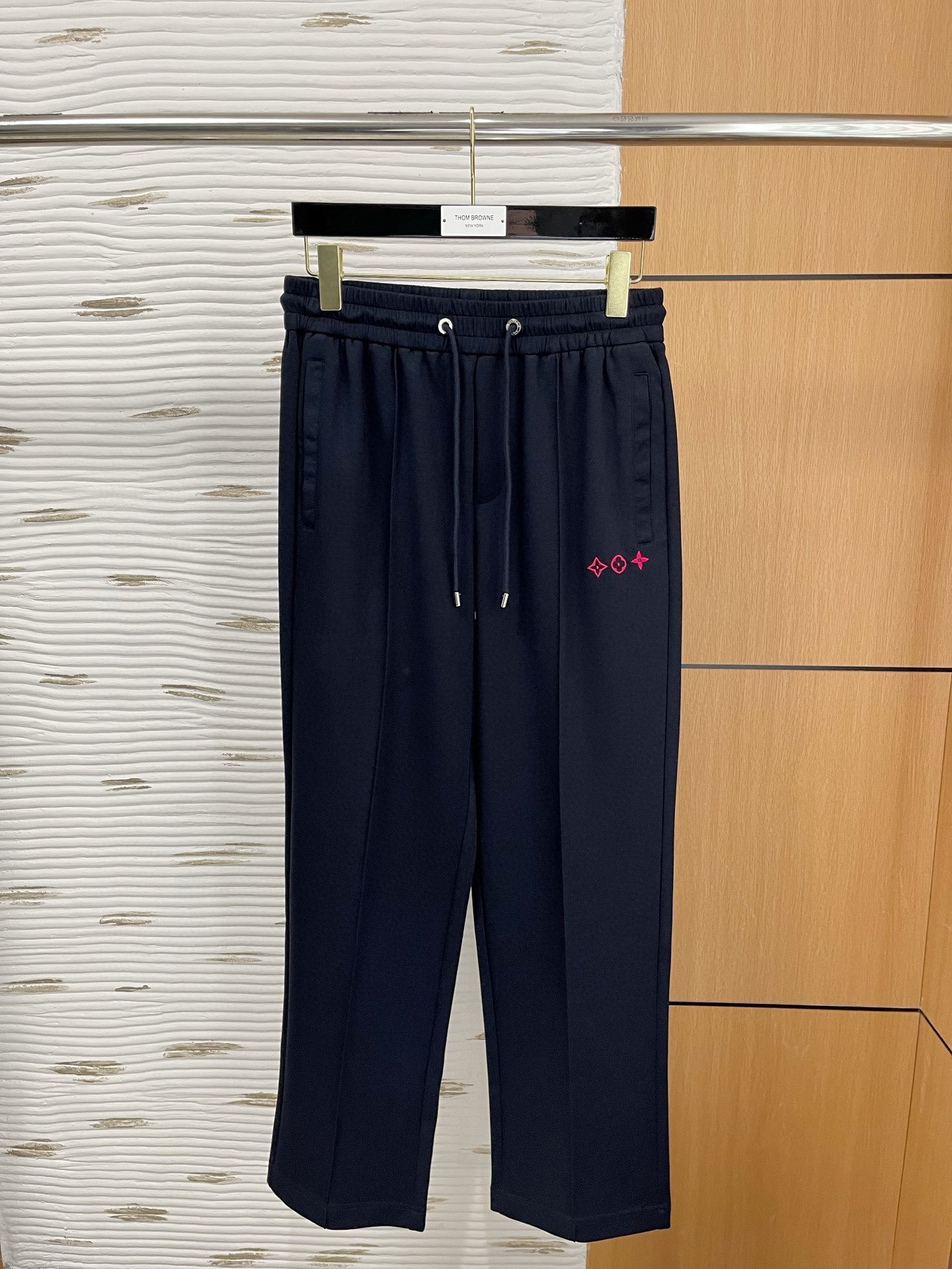 NO:432330,.LV 2025 Copperamide Modal air layer spring and summer casual pants are a new interpretation of aesthetics, interpreting a rich style of style, with a strong sense of detail and design. The classic brand logo is used as a color combination to interpret classic brand fashion, adding luster to the overall shape. Imported fabrics are light and refreshing, soft and comfortable. The inner weaving surface is flat and breathable, simple and unique charm. European trade channels, Italian overseas warehouse straight hair, and overseas boutique limited sales. 25 spring and summer new casual and fashionable trousers, these trousers use the design of big brands to create a fashionable and trendy style, with exquisite details and in place, showing super high quality.  The trousers are decorated with iconic brand logos, highlighting the brand style, creating fashionable and diverse styles. Imported fabrics are carefully crafted, soft and comfortable, and skin-friendly and breathable. They are a pair of pants that are comfortable at home and out. You can go out with a T-shirt Polo~ Color black, white, blue Size: M L XL 2XL 3XL M size waist 74-Hip circumference 98-Pants length 99-Feet mouth 24 L size waist 78-Hip circumference 102-Pants length 99-Feet mouth 25 XL size waist 82-Hip circumference 106-Pants length 100-Feet mouth 26 2XL size waist 86-Hip circumference-110-Pants length 101-Feet mouth 27 3XL size waist 90-Hip circumference 114-Pants length 102-Feet mouth 28,,louis  vuitton,tees,t-shirt,alexander wang19860909.LV 2025 铜氨丝莫代尔空气层春夏休闲裤子 美学的焕新诠释,演绎浓郁的格调型时尚风范,细节感和设计感强悍.经典品牌标识做为色彩搭配,演绎经典的品牌时尚,为整体造型增光添彩.进口面料,轻薄清爽,柔软舒适.内里织面平整透气性极佳,简洁而富有独特魅力. 欧洲贸易渠道,意大利海外仓直发,海外精品限定销售.25春夏新款休闲时尚长裤,这款长裤采用大牌的设计打造时尚潮流感,细节处理精致到位,展现超高的品质. 裤身上点缀标志性品牌标识,彰显品牌格调,打造时尚多样的造型.进口面料精心打造,柔软舒适,还亲肤透气,是居家和外出都很舒适的一款裤子,随便搭个T恤Polo就可以出门啦~ 颜色黑色 白色 蓝色 尺码:M L XL 2XL 3XL M码腰围74-臀围98-裤长99-脚口24 L码腰围78-臀围102-裤长99-脚口25 XL码腰围82-臀围106-裤长100-脚口26 2XL码腰围86-臀围-110-裤长101-脚口27 3XL码腰围90-臀围114-裤长102-脚口28,,louis vuitton,tees，t-shirt,alexander wang,Men's clothing