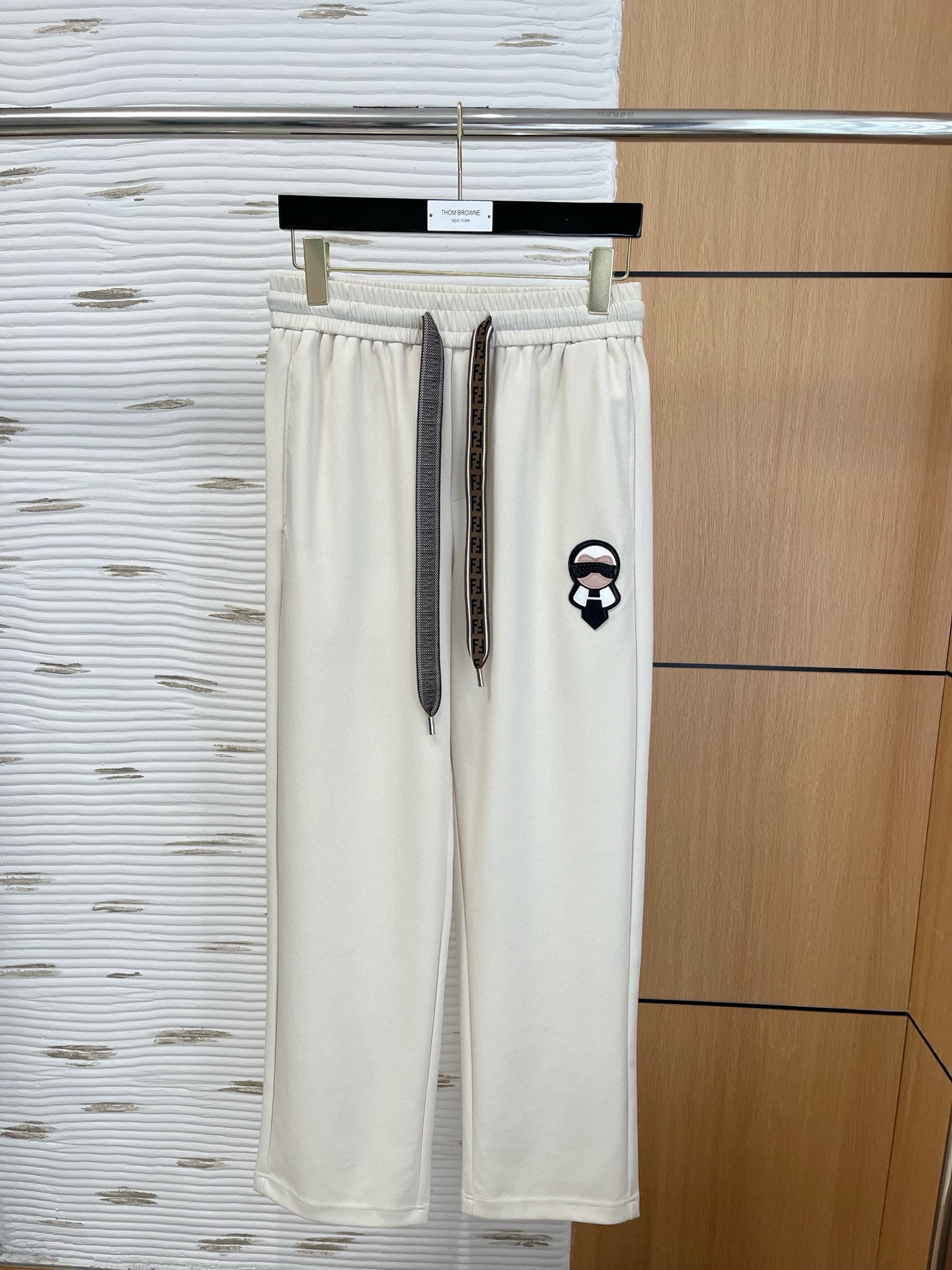 NO:432334,.Fendi 2025 Copperamide Modal air layer spring and summer casual pants are a new aesthetic interpretation, interpreting a rich style of style, with a strong sense of detail and design. The classic brand logo is used as a color combination to interpret classic brand fashion, adding luster to the overall shape. Imported fabrics are light and refreshing, soft and comfortable. The inner weaving surface is flat and breathable, simple and unique charm. European trade channels, Italian overseas warehouse straight hair, and overseas boutique limited sales. 25 spring and summer new casual and fashionable trousers, these trousers use the design of big brands to create a fashionable and trendy style, with exquisite details and in place, showing super high quality.  The trousers are decorated with iconic brand logos, highlighting the brand style, creating fashionable and diverse styles. The imported fabric is carefully crafted, soft and comfortable, and skin-friendly and breathable. It is a pair of pants that are comfortable for both home and out. You can go out with a T-shirt Polo~ Color black Apricot Size: M L XL 2XL 3XL M size waist 74-Hip circumference 98-Pants length 99-Feet mouth 24 L size waist 78-Hip circumference 102-Pants length 99-Feet mouth 25 XL size waist 82-Hip circumference 106-Pants length 100-Feet mouth 26 2XL size waist 86-Hip circumference-110-Pants length 101-Feet mouth 27 3XL size waist 90-Hip circumference 114-Pants length 102-Pants mouth 28,,fendi,tees,t-shirt,alexander wang19860909.芬迪 2025 铜氨丝莫代尔空气层春夏休闲裤子 美学的焕新诠释,演绎浓郁的格调型时尚风范,细节感和设计感强悍.经典品牌标识做为色彩搭配,演绎经典的品牌时尚,为整体造型增光添彩.进口面料,轻薄清爽,柔软舒适.内里织面平整透气性极佳,简洁而富有独特魅力. 欧洲贸易渠道,意大利海外仓直发,海外精品限定销售.25春夏新款休闲时尚长裤,这款长裤采用大牌的设计打造时尚潮流感,细节处理精致到位,展现超高的品质. 裤身上点缀标志性品牌标识,彰显品牌格调,打造时尚多样的造型.进口面料精心打造,柔软舒适,还亲肤透气,是居家和外出都很舒适的一款裤子,随便搭个T恤Polo就可以出门啦~ 颜色黑色 杏色 尺码:M L XL 2XL 3XL M码腰围74-臀围98-裤长99-脚口24 L码腰围78-臀围102-裤长99-脚口25 XL码腰围82-臀围106-裤长100-脚口26 2XL码腰围86-臀围-110-裤长101-脚口27 3XL码腰围90-臀围114-裤长102-脚口28,,fendi,tees，t-shirt,alexander wang,Men's clothing