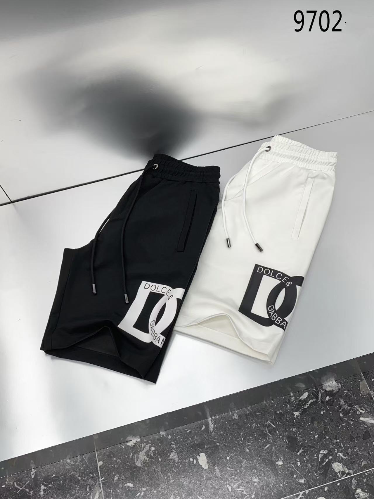 NO:432339,.【DG】Simple and fashionable. Summer shorts and casual pants are very comfortable to wear, low-key and luxurious. They are very classy when worn. There is no need to say much about the style and cutting of the pants. The upper body is exquisite and vivid. The truly first-class quality is the real-class casual pants, which are made of Turkish cotton, produce the most famous tannin cloth. The quality is excellent, and the pants are soft after heavy washing!  Straight-footed style, not picky, the upper body is absolutely stylish, the waist is inlaid with silver jewelry, extremely luxurious. M-4XL., shorts, alexander wang19860909.【 DG】简约时尚 夏天短裤休闲裤身穿着非常舒适 低调不失奢华 穿出去非常有档次,裤型款式和裁剪亦无需多言 上身精致跃然.真正一等一顶级质料 真正殿堂级的休闲裤,选用土耳其的棉花 生产出最有名的单宁布 品质卓然,经过重水洗使得裤子很柔软！直脚的版型 不挑人 上身绝对的有型 裤腰镶嵌银饰达人设计 极度奢华.M-4XL.,,shorts,alexander wang,Men's clothing