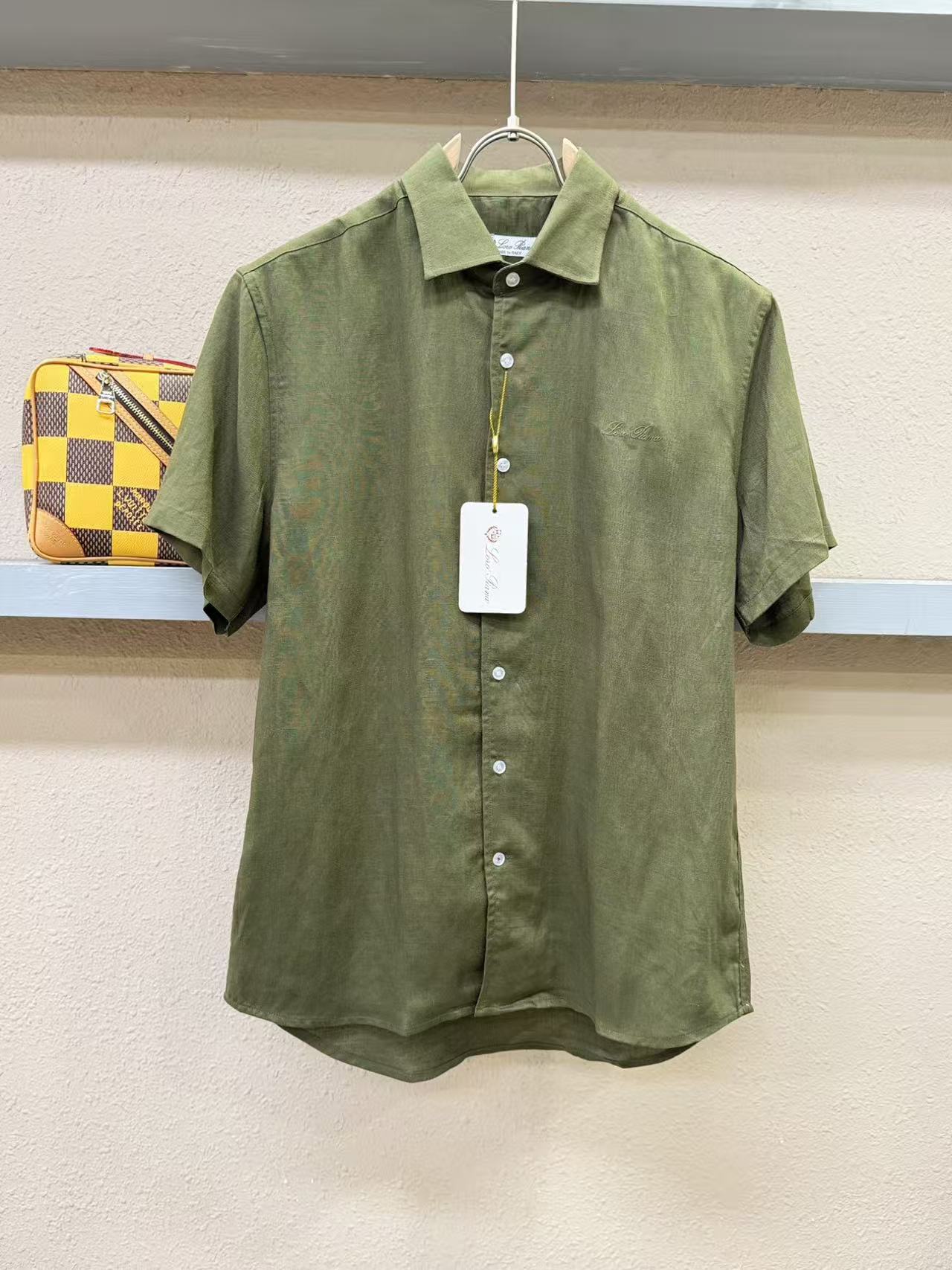 NO:432352,.【LP】 Fashionable and simple short-sleeved shirt is famous for its simple and delicate design and high-quality details, perfect cut, and the latest British hanging dot and thread technology after the label is more perfect, the materials are meticulous, suitable for any occasion, excellent feel, comfortable and breathable! It is the choice of men who focus on practicality and quality. The original quality is synchronized by the official website [strong]. The new model is available for sale immediately, and there are large products [handshake] 174 140 jin wearing L size, the maximum jin can be worn! M-3XL., loro piana,shirts,T-shirt,alexander wang19860909.【 LP】 时尚简约 短袖衬衫 简洁细腻的设计和高质细节而闻名,裁剪完美,后标最新英国吊点线技术,更加完美,用料一丝不苟,适合任何场合, 手感极佳 舒服又透气! 是注重实用和品质的男士的选择.原單品質 官網同步[强].新款上市 即转即卖 有大货[握手] 174 140斤穿L码 最大可以穿斤！M-3XL.,,loro piana,shirts,T-shirt,alexander wang,Men's clothing