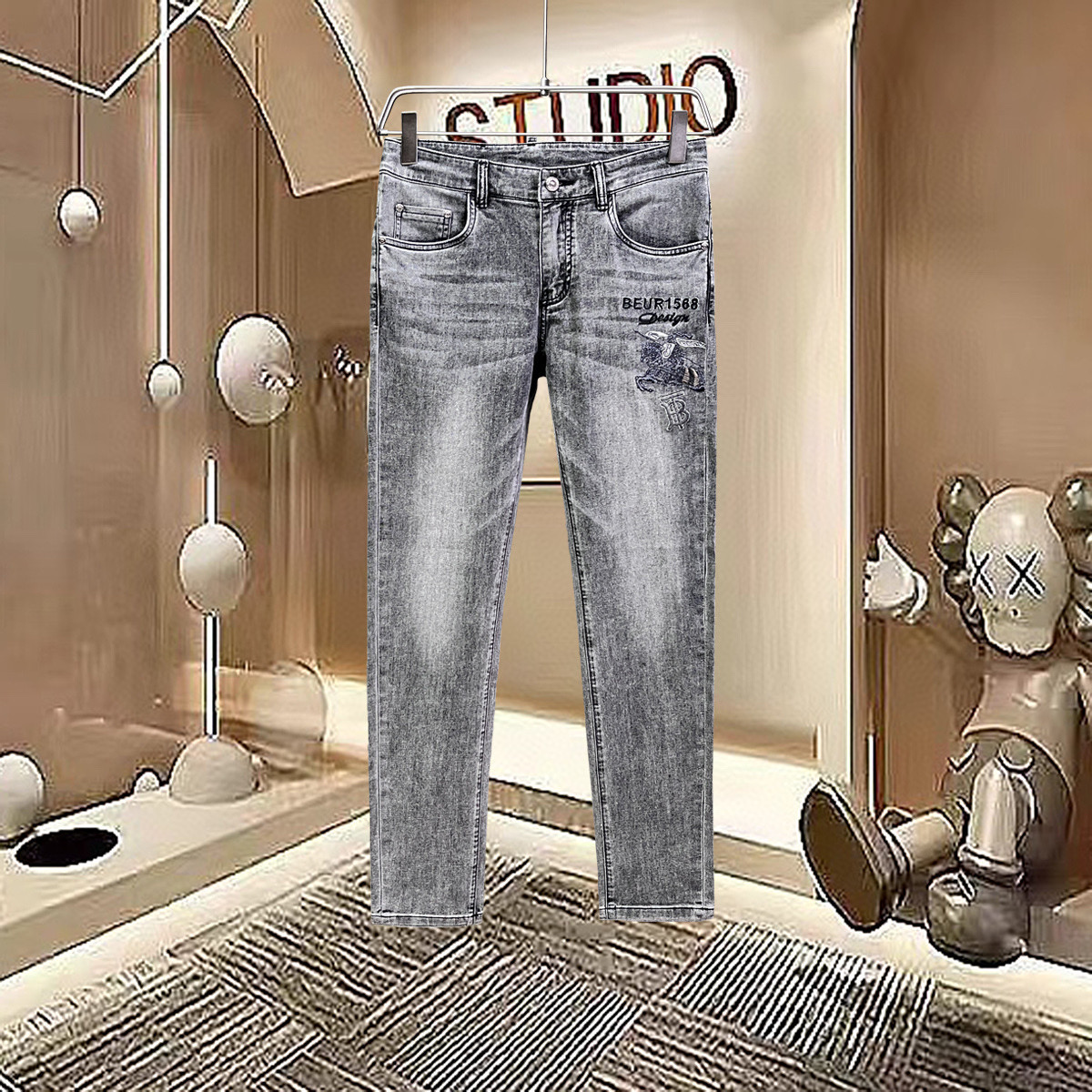 NO:432374,[Burberry] Simple and fashionable. The spring and summer jeans are very comfortable to wear, low-key and luxurious. They are very classy when worn. There is no need to say much about the style and cutting of the pants. The upper body is exquisite and vivid. The truly first-class quality is the true palace-grade casual pants, which are made of Turkey's cotton, produce the most famous tannin cloth. The quality is excellent, and the pants are soft after heavy washing!  Straight-footed style, not picky, the upper body is absolutely stylish, the waist is inlaid with silver jewelry, extremely luxurious. 29-38., burberry, jeans, alexander wang19860909【 巴宝莉】简约时尚 春夏牛仔裤身穿着非常舒适 低调不失奢华 穿出去非常有档次,裤型款式和裁剪亦无需多言 上身精致跃然.真正一等一顶级质料 真正殿堂级的休闲裤,选用土耳其的棉花 生产出最有名的单宁布 品质卓然,经过重水洗使得裤子很柔软！直脚的版型 不挑人 上身绝对的有型 裤腰镶嵌银饰达人设计 极度奢华.29-38.,,burberry,jeans,alexander wang,Men's clothing