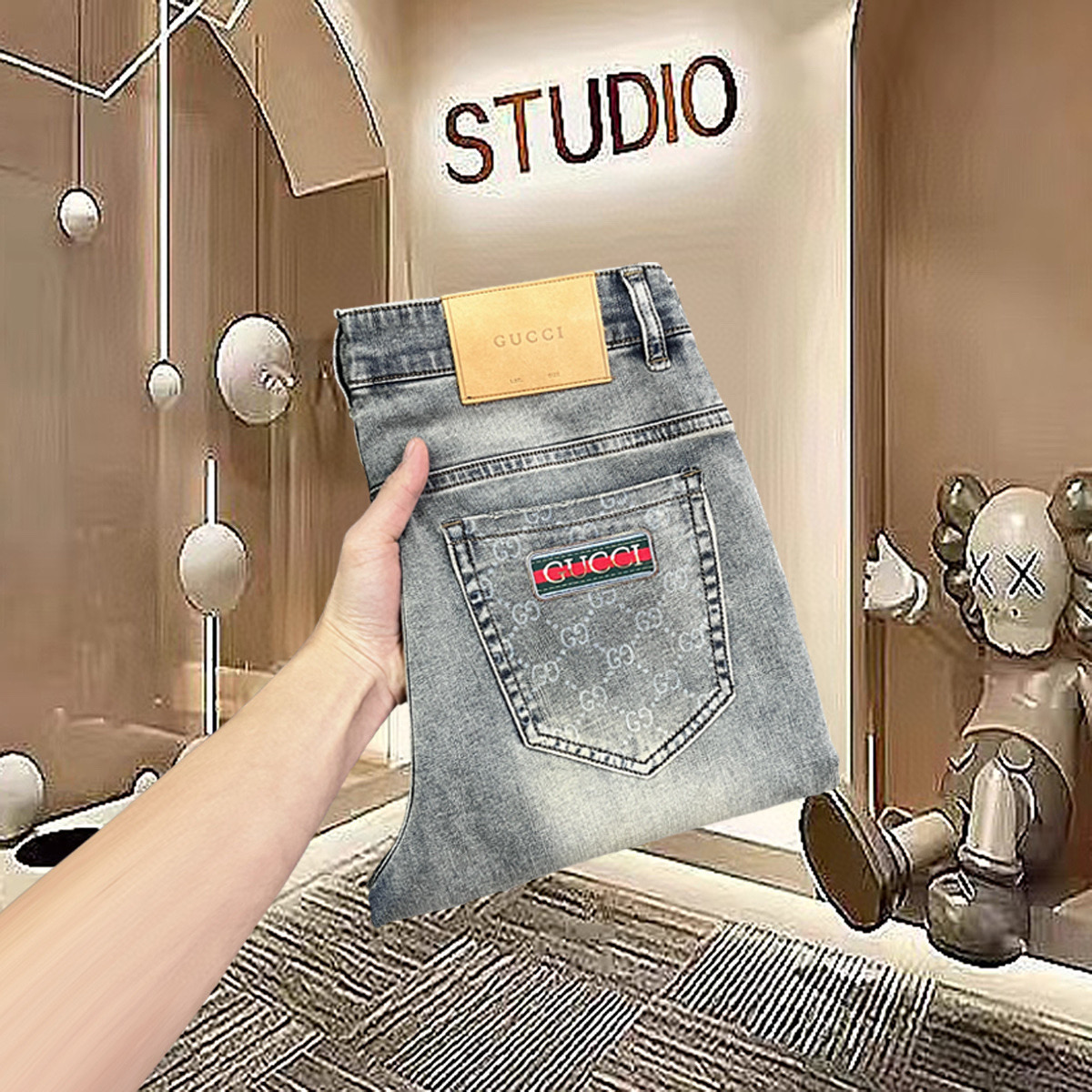 NO:432380,[Gucci] Simple and fashionable. The spring and summer jeans are very comfortable to wear, low-key and luxurious. They are very classy when worn. There is no need to say much about the style and cutting of the pants. The upper body is exquisite and vivid. The truly first-class quality is the real-class casual pants, which are made of Turkish cotton, produce the most famous tannin cloth. The quality is excellent, and the pants are soft after heavy washing!  Straight-footed style, not picky, the upper body is absolutely stylish, the waist is inlaid with silver jewelry, extremely luxurious. 29-38.,,gucci,jeans,alexander wang19860909【 古驰】简约时尚 春夏牛仔裤身穿着非常舒适 低调不失奢华 穿出去非常有档次,裤型款式和裁剪亦无需多言 上身精致跃然.真正一等一顶级质料 真正殿堂级的休闲裤,选用土耳其的棉花 生产出最有名的单宁布 品质卓然,经过重水洗使得裤子很柔软！直脚的版型 不挑人 上身绝对的有型 裤腰镶嵌银饰达人设计 极度奢华.29-38.,,gucci,jeans,alexander wang,Men's clothing