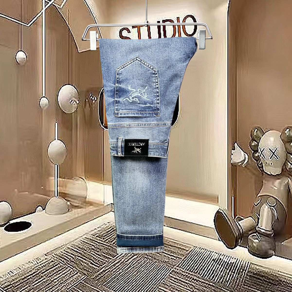 NO:432386,[Archaew Bird] Simple and fashionable. The spring and summer jeans are very comfortable to wear, low-key and luxurious. They are very classy when worn. There is no need to say much about the style and cutting of the pants. The upper body is exquisite and vivid. The truly first-class quality is the true palace-grade casual pants, which are made of Turkish cotton, produce the most famous tannin cloth. The quality is excellent, and the pants are soft after heavy washing!  Straight-footed style, not picky, the upper body is absolutely stylish, the waist is inlaid with silver jewelry, extremely luxurious. 29-38.,arc'teryx,jeans,alexander wang19860909【 始祖鸟】简约时尚 春夏牛仔裤身穿着非常舒适 低调不失奢华 穿出去非常有档次,裤型款式和裁剪亦无需多言 上身精致跃然.真正一等一顶级质料 真正殿堂级的休闲裤,选用土耳其的棉花 生产出最有名的单宁布 品质卓然,经过重水洗使得裤子很柔软！直脚的版型 不挑人 上身绝对的有型 裤腰镶嵌银饰达人设计 极度奢华.29-38.,arc'teryx,jeans,alexander wang,Men's clothing