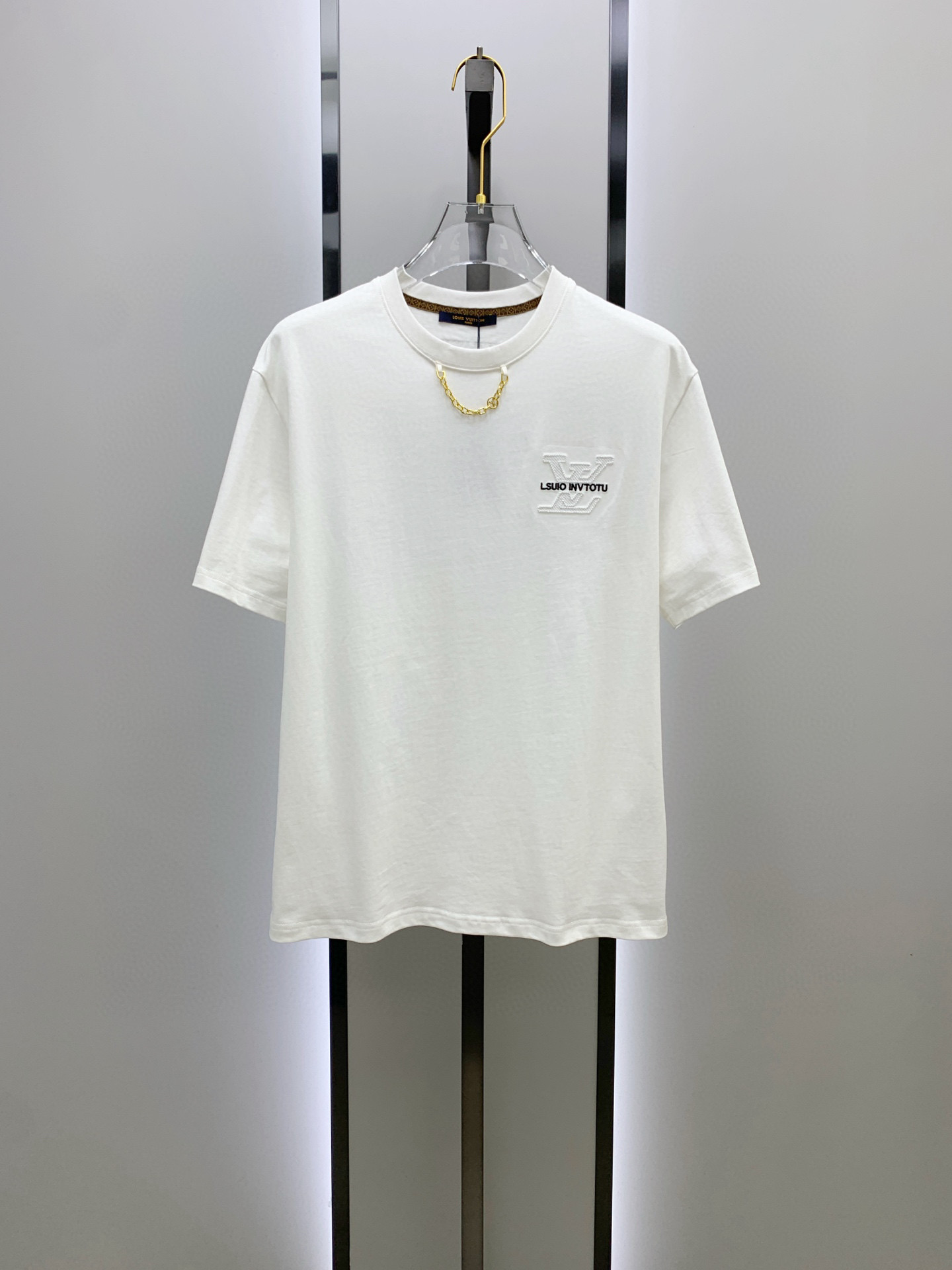 NO:432421,LV2025 summer new short-sleeved T-shirt, the personalized art series exclusively released on the entire network. The versatile details are perfectly processed and pure cotton fabric is very exquisite. Original fabric. The same high-quality and comfortable hand feels very fashionable and personalized. A super versatile and beautiful style for men and women. The same color is black and white. The number of numbers M-3XL, louis vuitton, T-shirt,tees, t-shirt,alexander wang19860909LV2025夏季新款短袖T恤,个性艺术系列全网独家首发 百搭款细节处理完美纯棉面料十分精致 原版面料 网红明星同款高版本 高品质手感非常舒服 时尚又个性 超级百搭好看的一款男女同款颜色黑、白 码数M-3XL,,louis vuitton,T-shirt,tees，t-shirt,alexander wang,Men's clothing