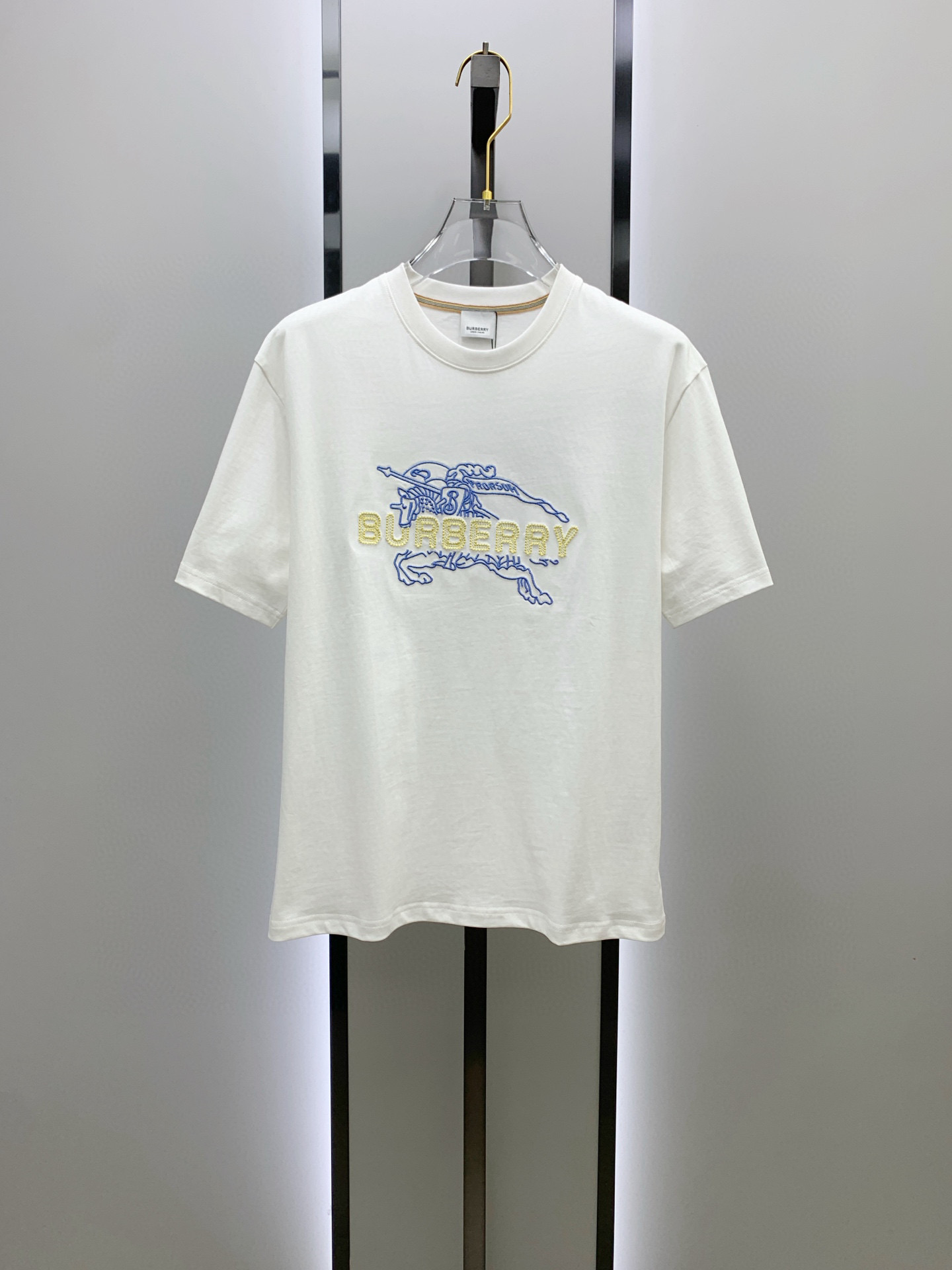 NO:432425,Burberry's new short-sleeved T-shirt in summer 2025, the personalized art series exclusively released on the entire network. The versatile details are perfectly processed and pure cotton fabric is very exquisite. Original fabric. The same high-quality and comfortable hand feels very fashionable and personalized. A super versatile and beautiful style for men and women. The same color is black and white. M-3XL, burberry, T-shirt,tees, t-shirt,alexander wang19860909巴宝莉2025夏季新款短袖T恤,个性艺术系列全网独家首发 百搭款细节处理完美纯棉面料十分精致 原版面料 网红明星同款高版本 高品质手感非常舒服 时尚又个性 超级百搭好看的一款男女同款颜色黑、白 码数M-3XL,,burberry,T-shirt,tees，t-shirt,alexander wang,Men's clothing