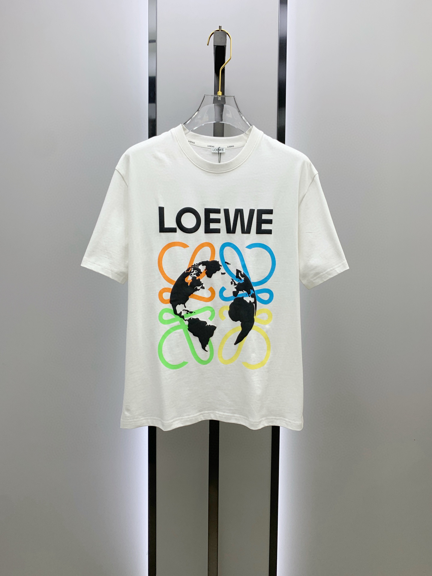 NO:432429,Luo Yiwei's new short-sleeved T-shirt in summer 2025, the personalized art series exclusively launched on the entire network. The versatile details are perfectly processed and pure cotton fabric is very exquisite. Original fabric. The same high-quality and comfortable hand feels very fashionable and personalized. A super versatile and beautiful style for men and women. The same color is black and white. The number of numbers M-3XL, loewe, T-shirt,tees, t-shirt,alexander wang19860909罗意威2025夏季新款短袖T恤,个性艺术系列全网独家首发 百搭款细节处理完美纯棉面料十分精致 原版面料 网红明星同款高版本 高品质手感非常舒服 时尚又个性 超级百搭好看的一款男女同款颜色黑、白 码数M-3XL,,loewe,T-shirt,tees，t-shirt,alexander wang,Men's clothing