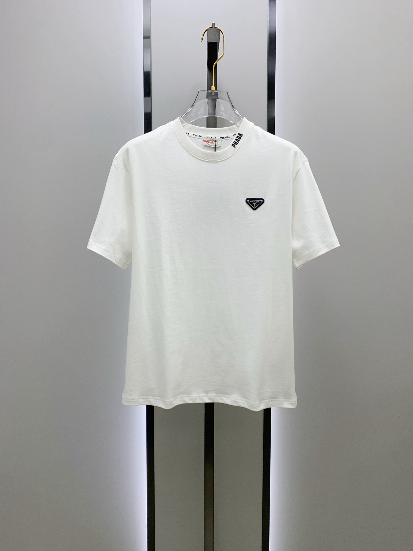 NO:432431,Prada's new short-sleeved T-shirt for summer 2025, the personalized art series exclusively launched on the entire network. The versatile details are perfectly processed and pure cotton fabric is very exquisite. Original fabric. The same high-quality and comfortable hand feels very fashionable and personalized. A super versatile and beautiful style for men and women. The same color is black and white. The number of numbers M-3XL, prada, T-shirt,tees, t-shirt,alexander wang19860909普拉达2025夏季新款短袖T恤,个性艺术系列全网独家首发 百搭款细节处理完美纯棉面料十分精致 原版面料 网红明星同款高版本 高品质手感非常舒服 时尚又个性 超级百搭好看的一款男女同款颜色黑、白 码数M-3XL,,prada,T-shirt,tees，t-shirt,alexander wang,Men's clothing